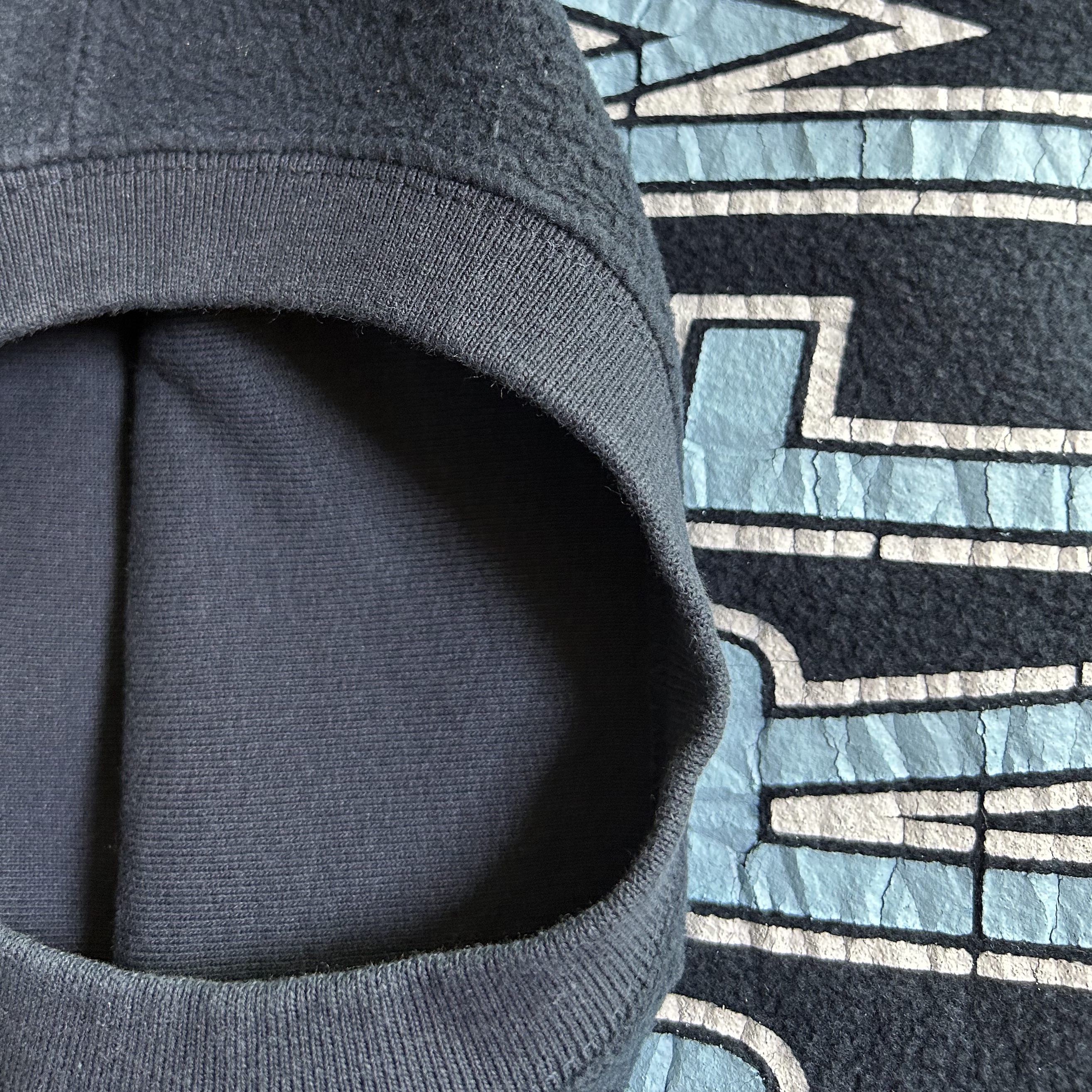 Supreme Inside Out Crewneck Navy - 23FW, Supreme Inside Out Crewneck Black - 23FW 착용 스타일 - 1