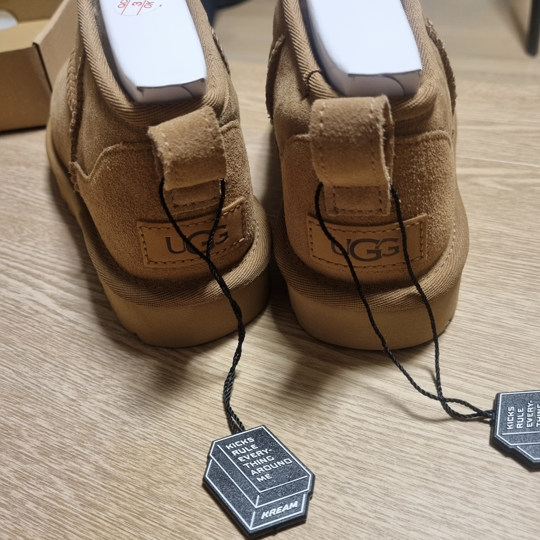 (W) UGG Classic Ultra Mini Boots Chestnut 착용 스타일 - 2