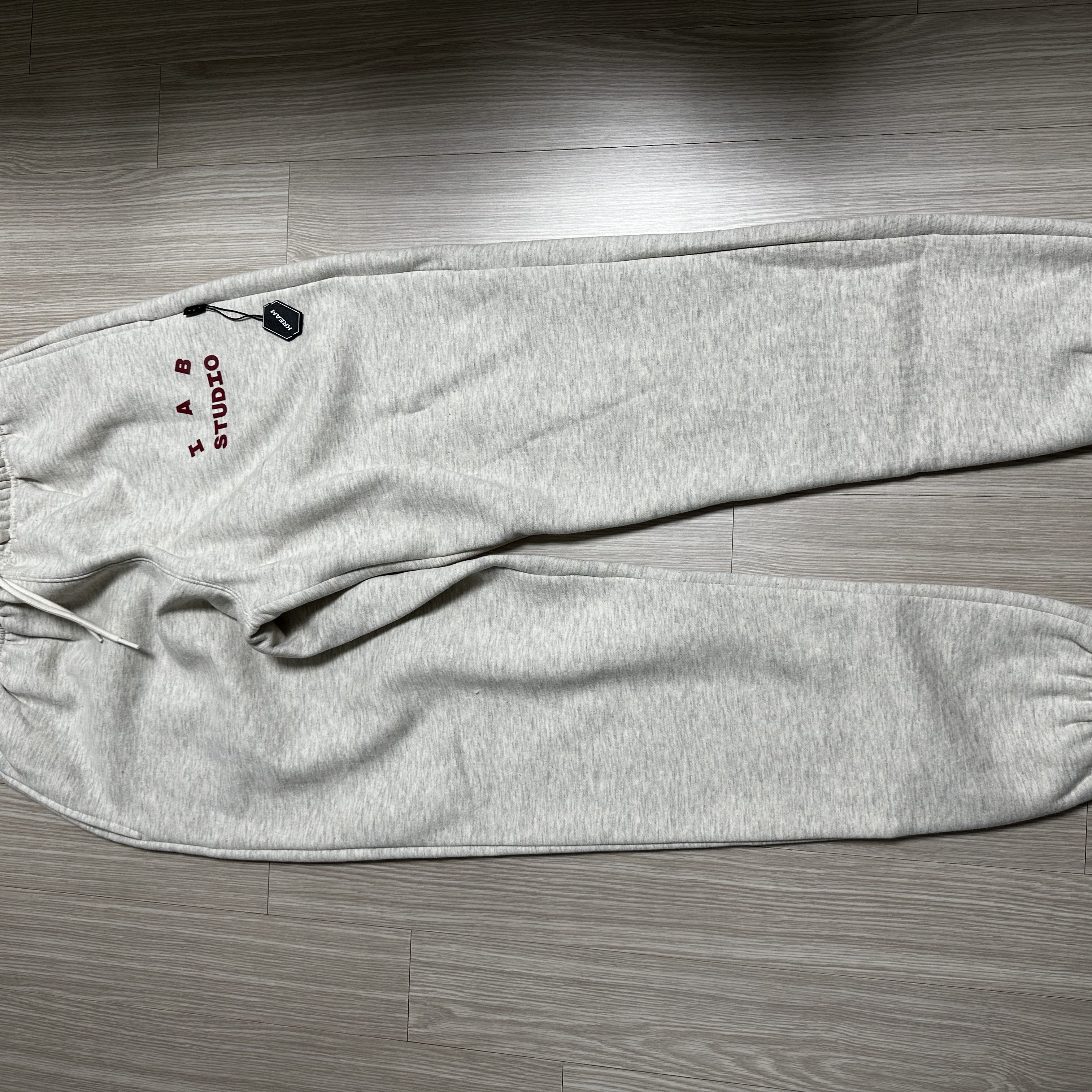 IAB Studio Sweatpants Oatmeal Burgundy - 23SS 착용 스타일