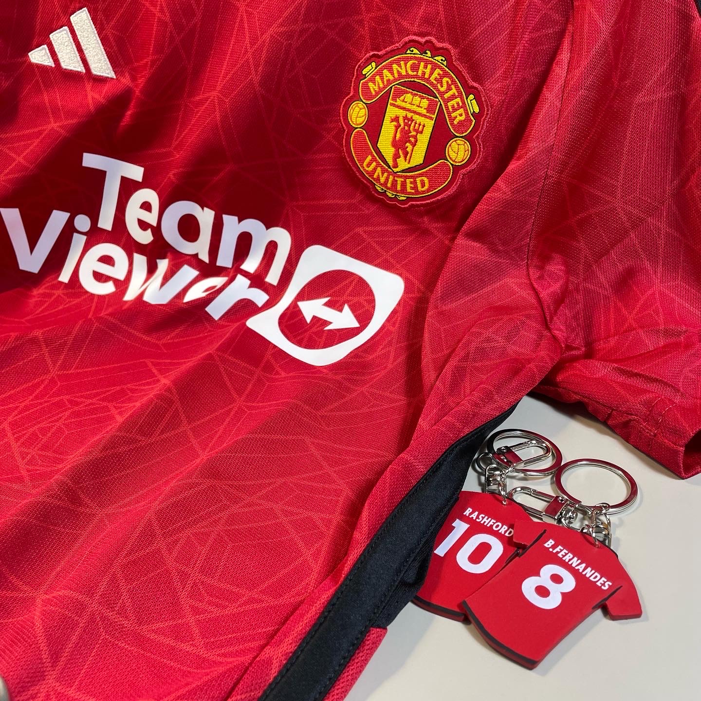 Adidas Real Madrid 2023/24 Home Jersey White - KR Sizing (Non Marking Ver.), Adidas Manchester United 2023/24 Home Jersey Team Collegiate Red - KR Sizing (Non Marking Ver.) 착용 스타일 - 2