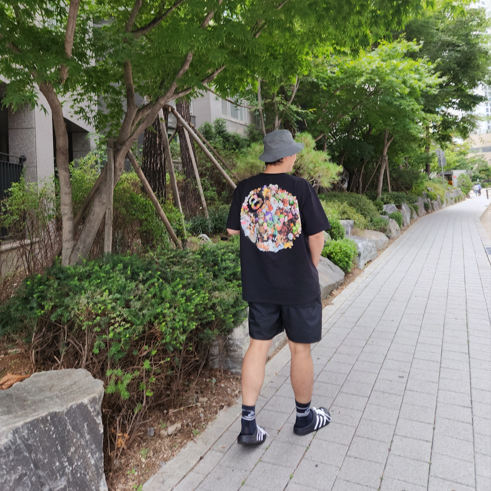 Stussy Plush T-Shirt Black, Adidas Adilette Clog Black White 착용 스타일 - 1