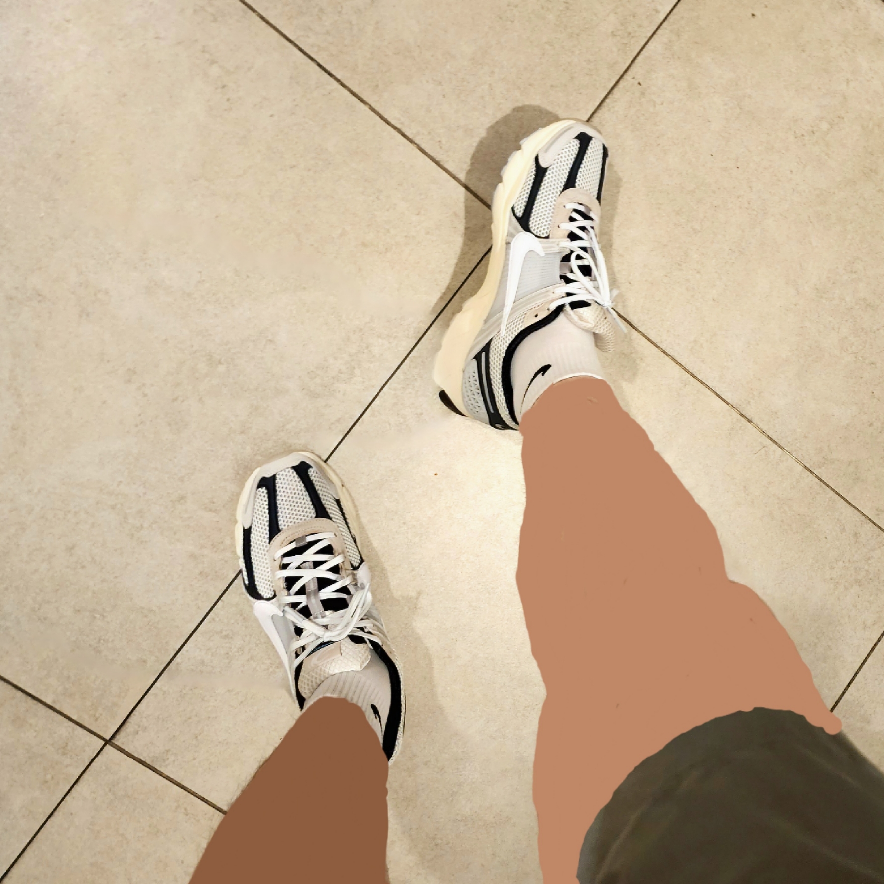Nike Zoom Vomero 5 Light Bone and Black, IAB Studio Woven Shorts Gray 착용 스타일
