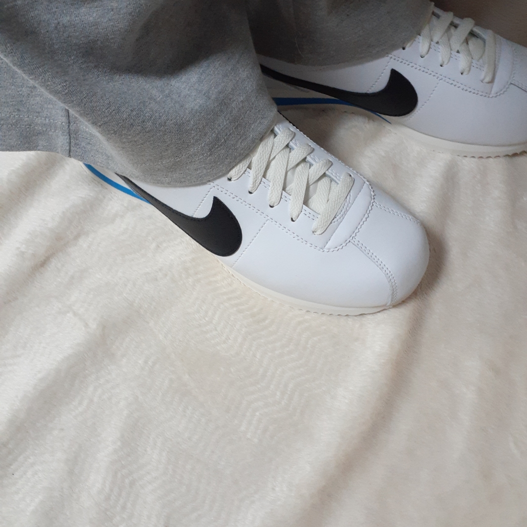 Nike Cortez White and Black 착용 스타일 - 1