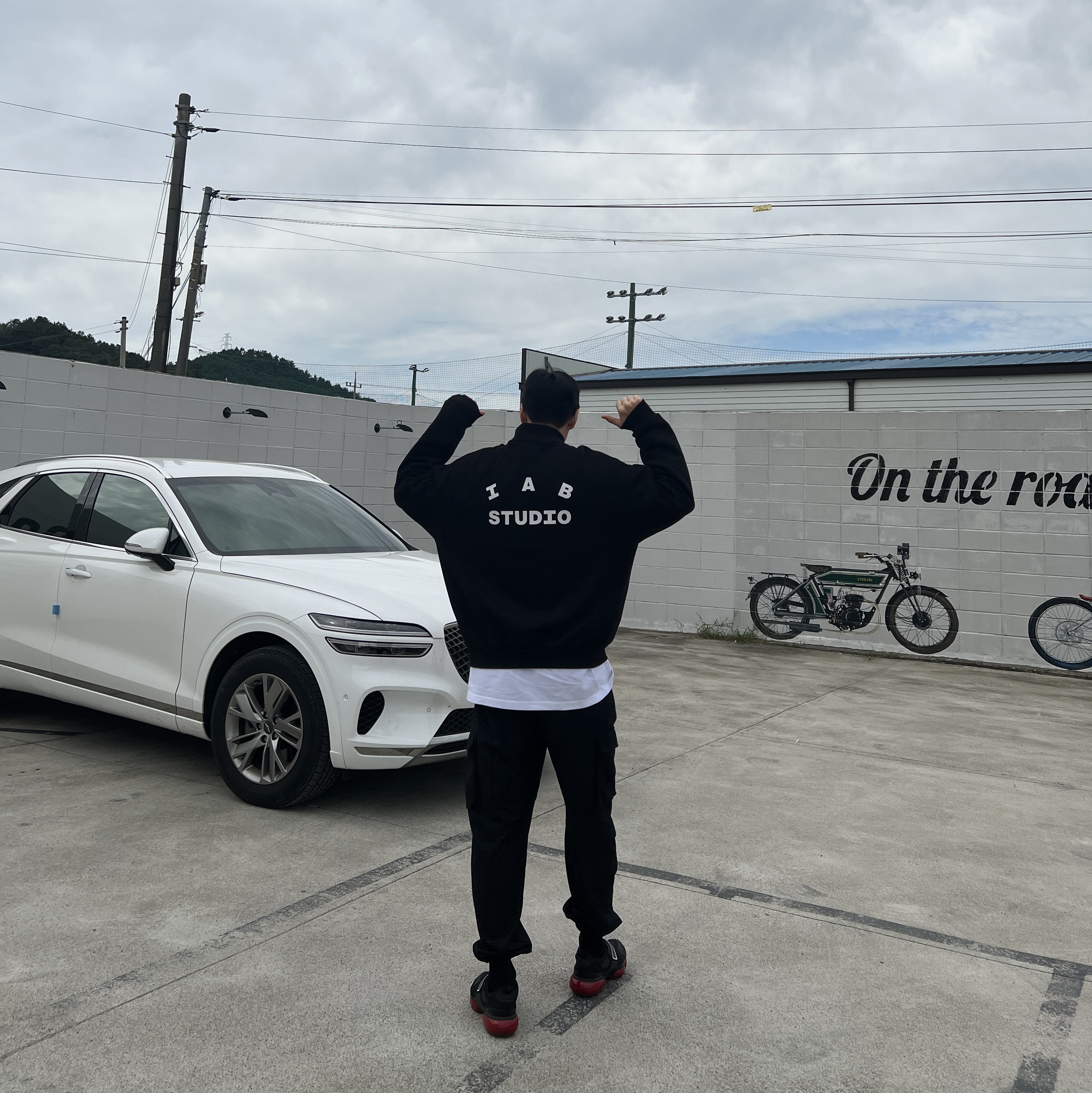 IAB Studio Half Zip-Up Black White 착용 스타일