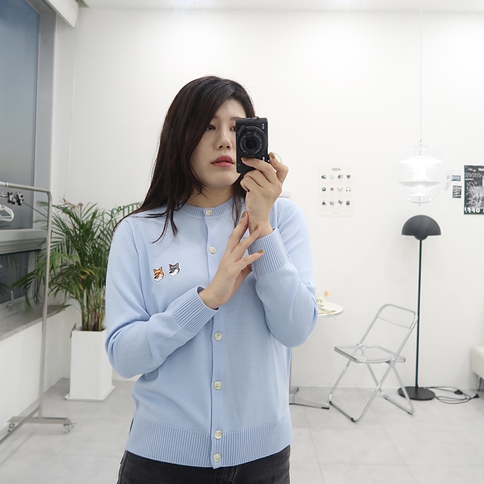 (W) Maison Kitsune Double Fox Head Patch R-Neck Cardigan Pale Blue 착용 스타일 - 2