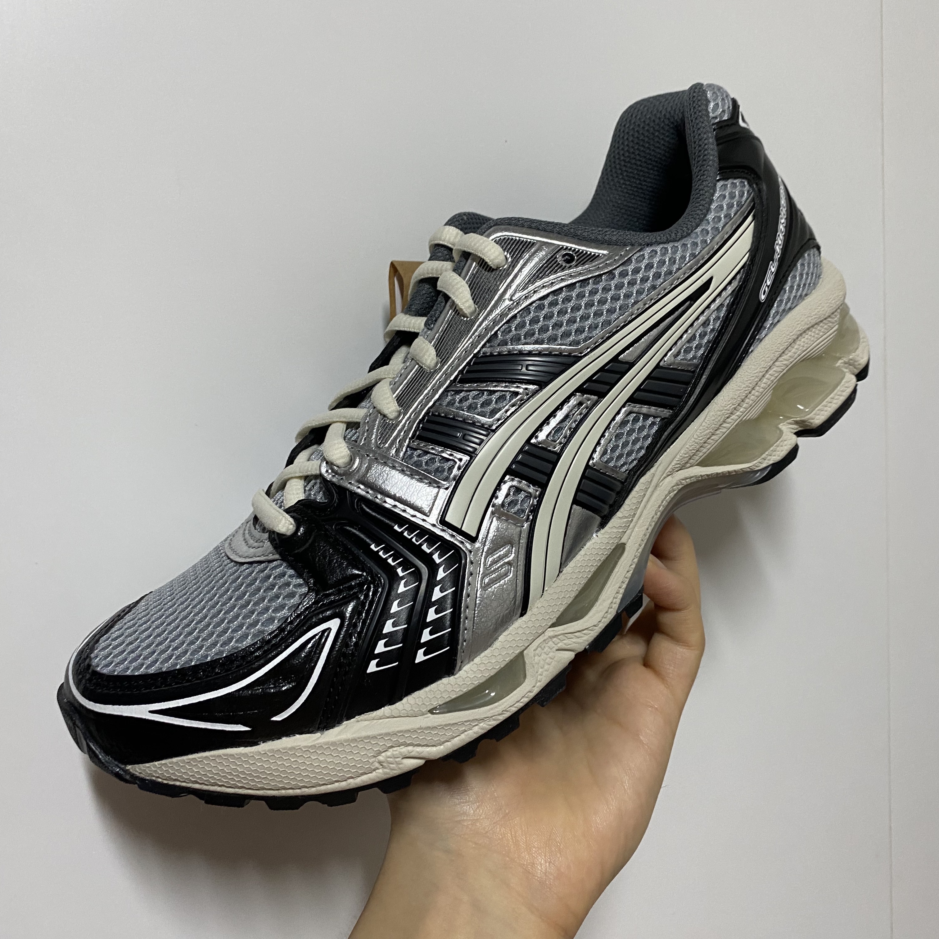 Asics Gel-Kayano 14 Black Glacier Grey 착용 스타일