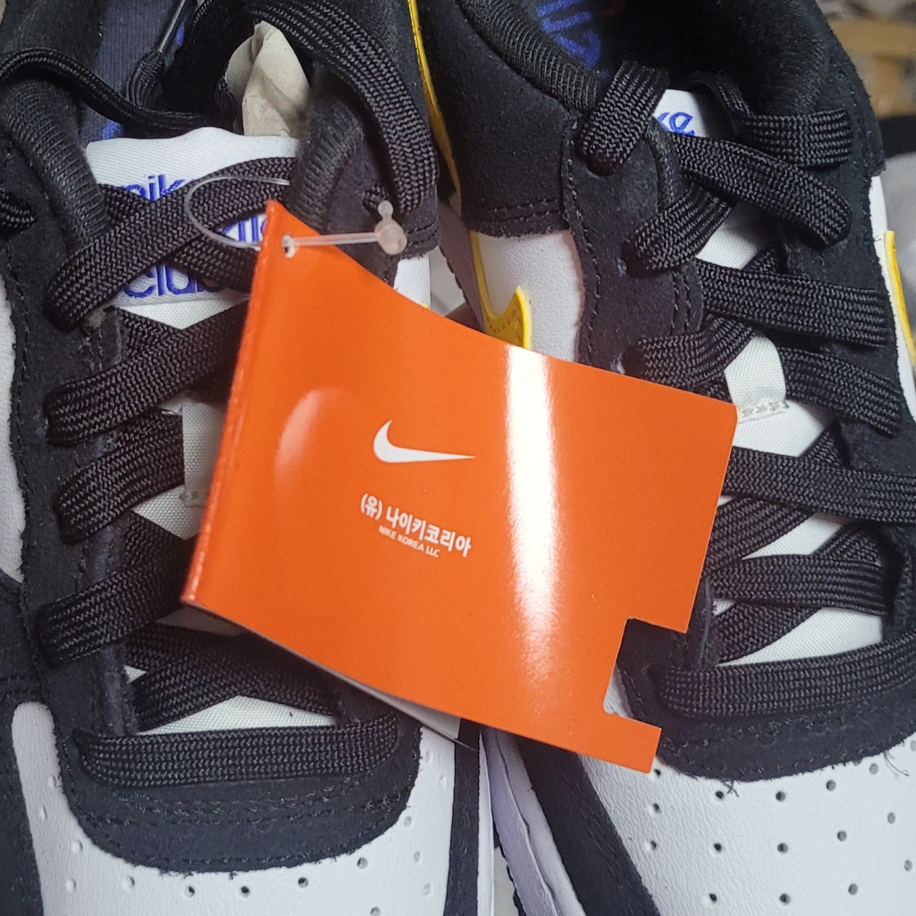 (GS) Nike Air Force 1 LV8 Athletic Club Black Dark Sulfur 착용 스타일