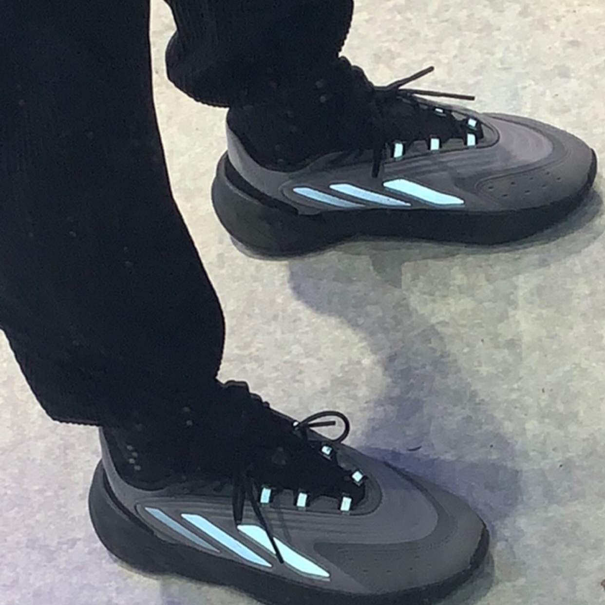 Adidas Ozelia Gray Core Black 착용 스타일