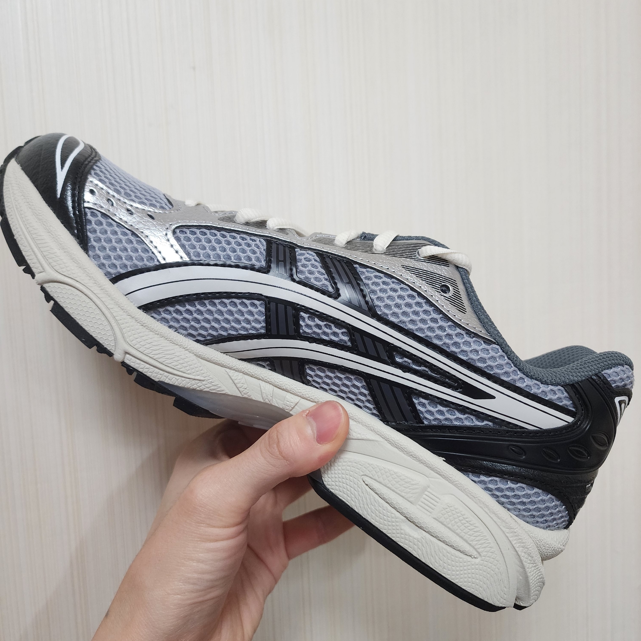 Asics Gel-Kayano 14 Black Glacier Grey 착용 스타일 - 3