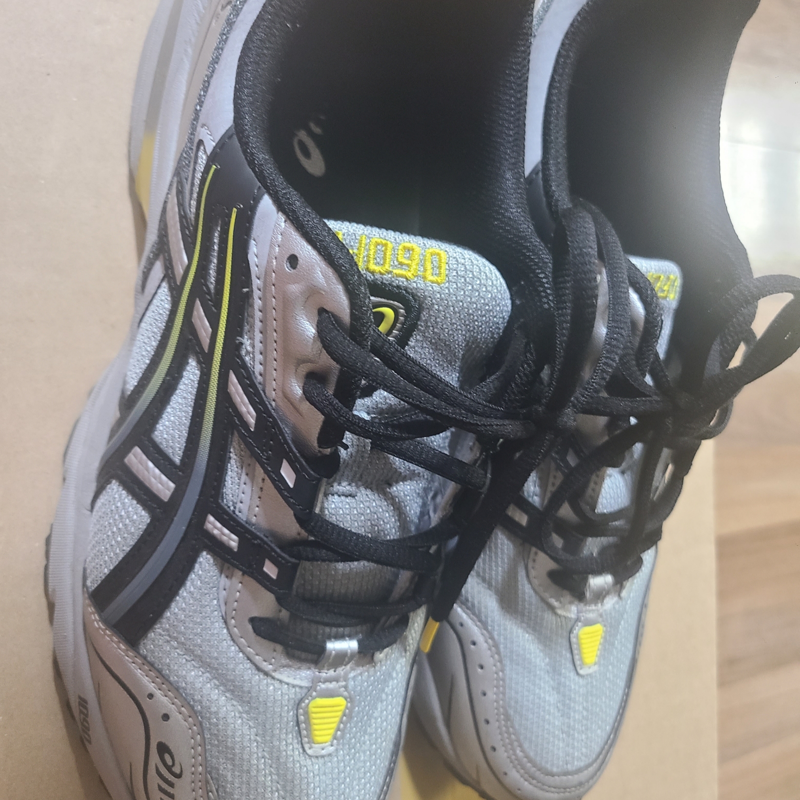 Asics Gel-1090 Mid Grey Black 착용 스타일