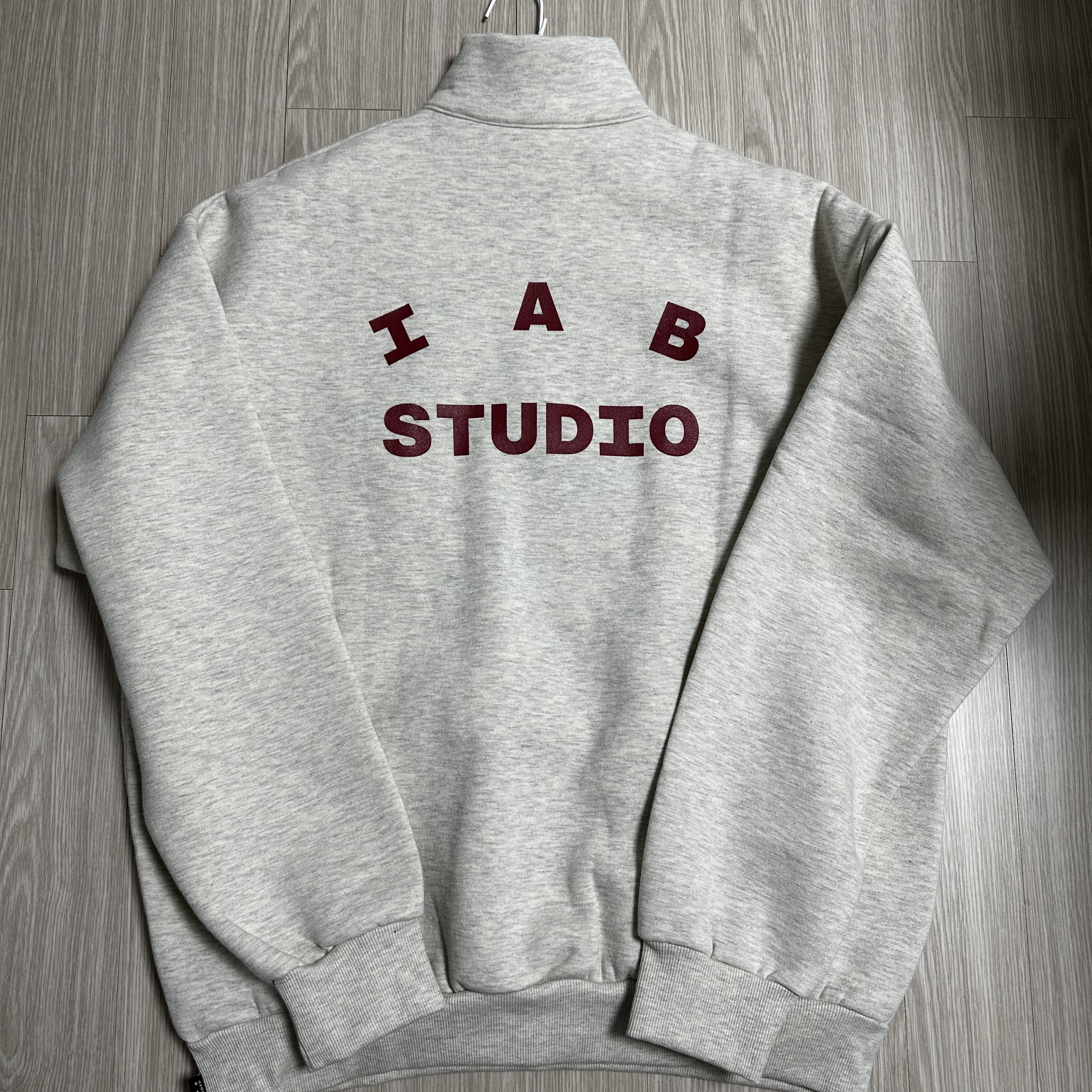 IAB Studio Half Zip-Up Oatmeal Burgundy 착용 스타일