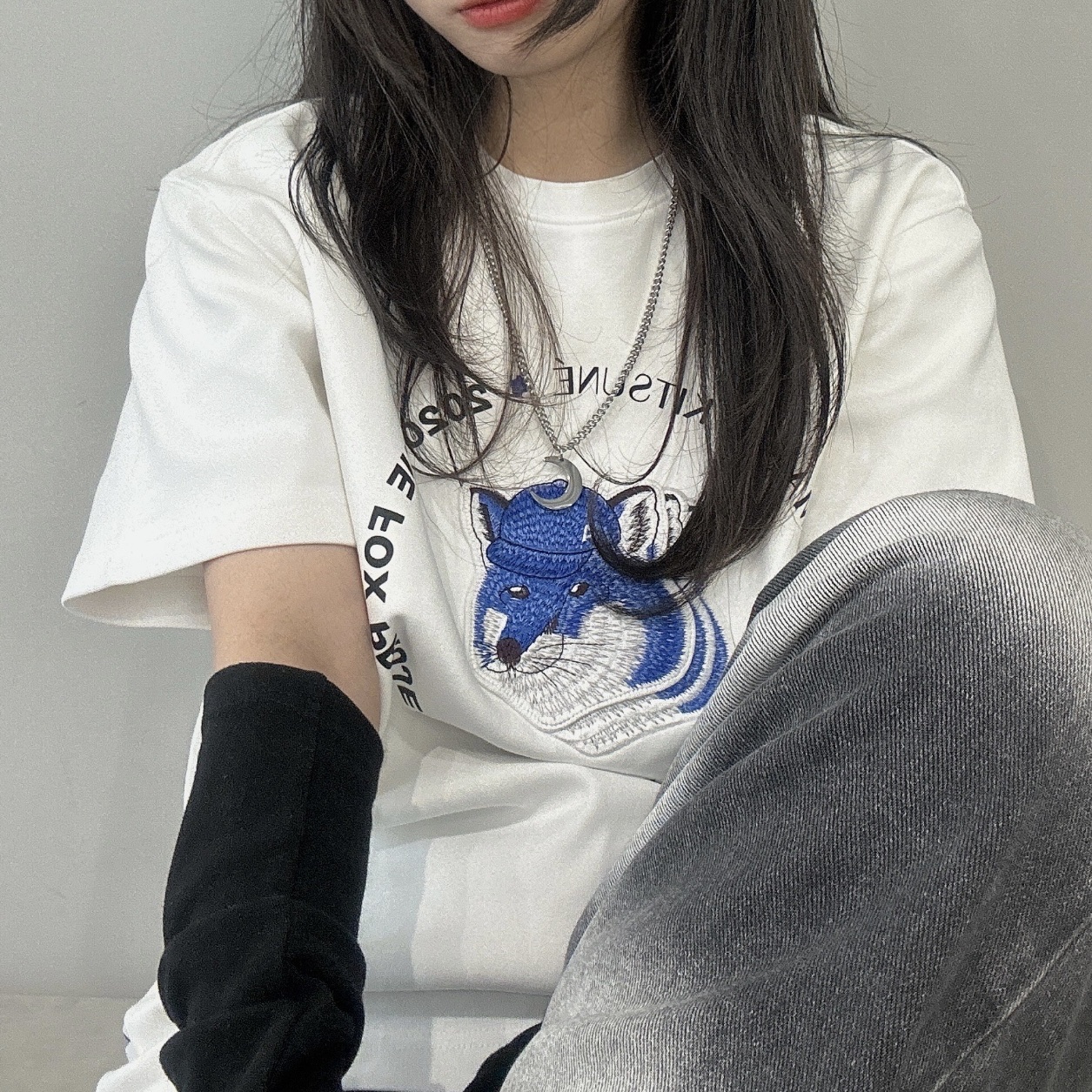 Maison Kitsune x Ader Error Triple Fox Head Logo T-Shirt Off White, Vans x Peaches. Classic Slip-On Black True White (Special Box) 착용 스타일 - 2