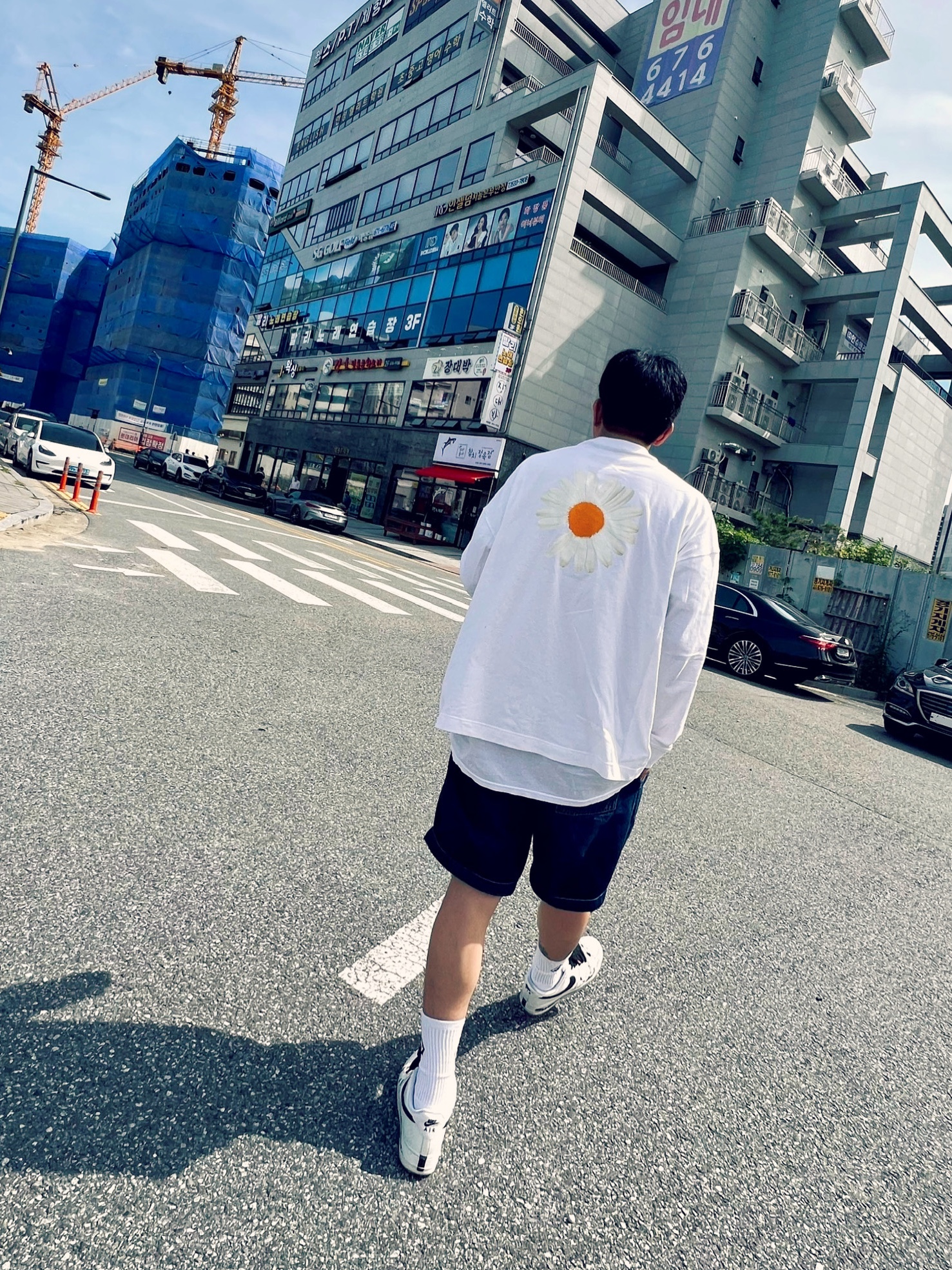 Nike x Peaceminusone LS T-Shirt White (DR0098-100), Nike x Peaceminusone Air Force 1 Low Para-Noise 2.0 착용 스타일