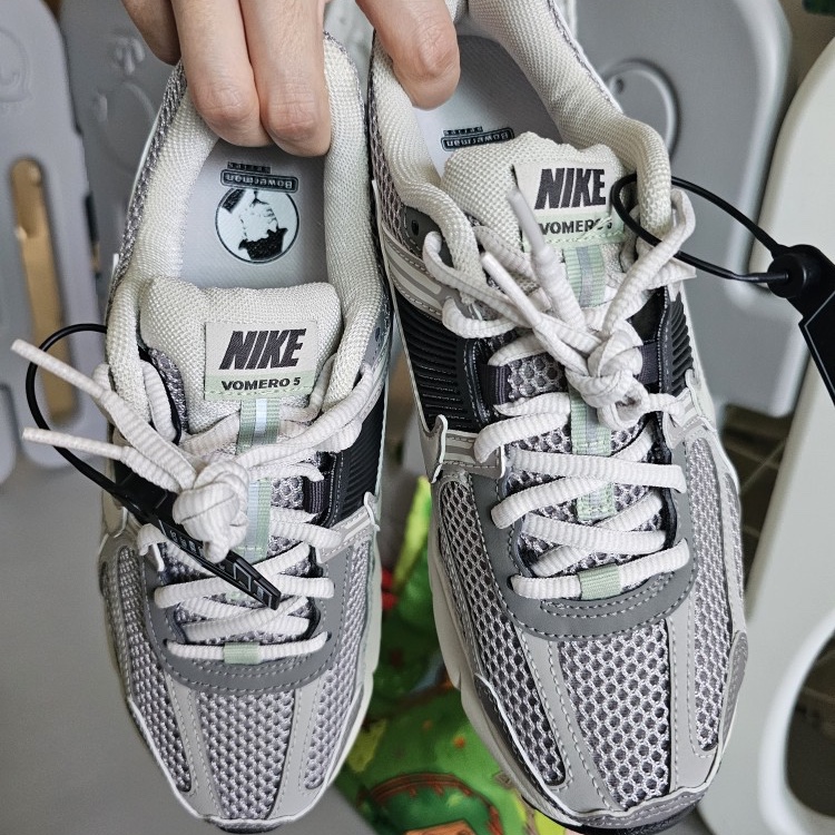 (W) Nike Zoom Vomero 5 Cobblestone and Flat Pewter 착용 스타일