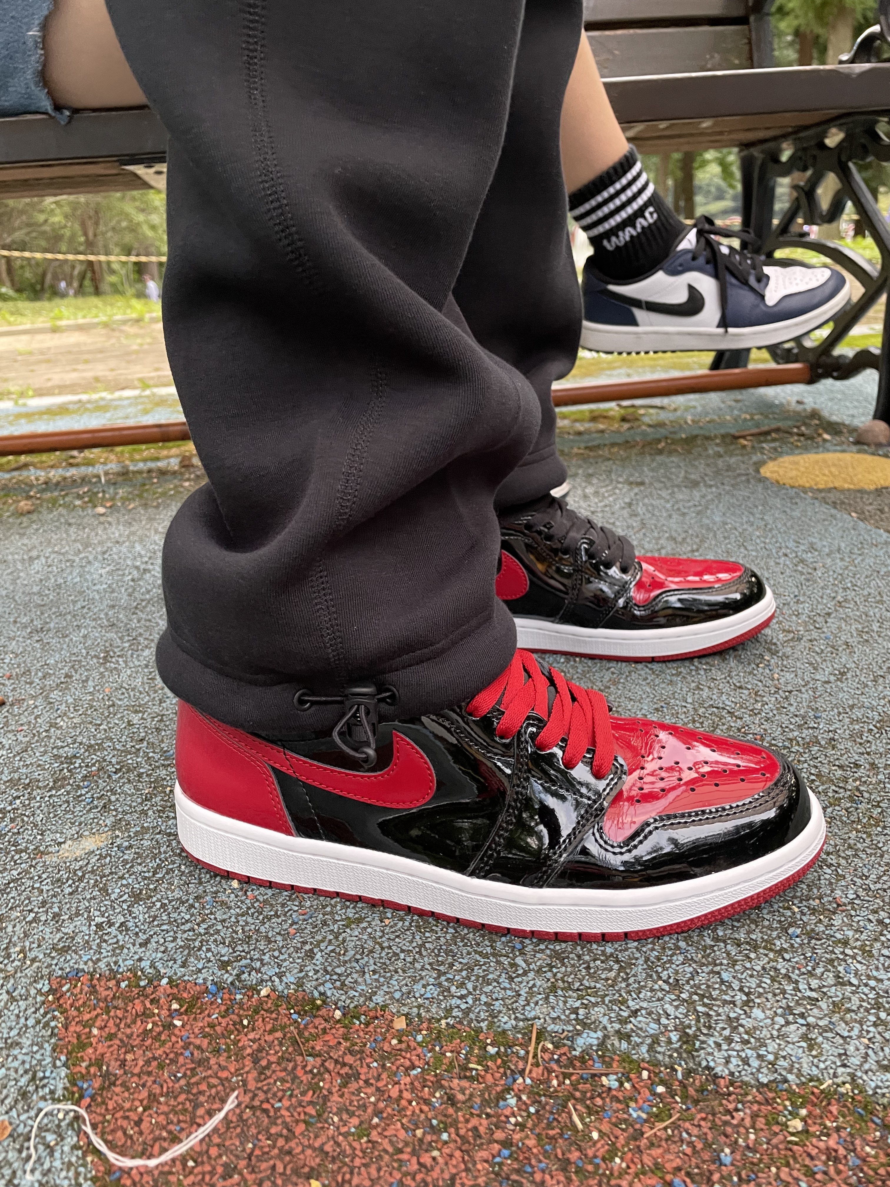Jordan 1 Retro High OG Patent Bred, Jordan 1 Low Golf Midnight Navy 착용 스타일 - 1