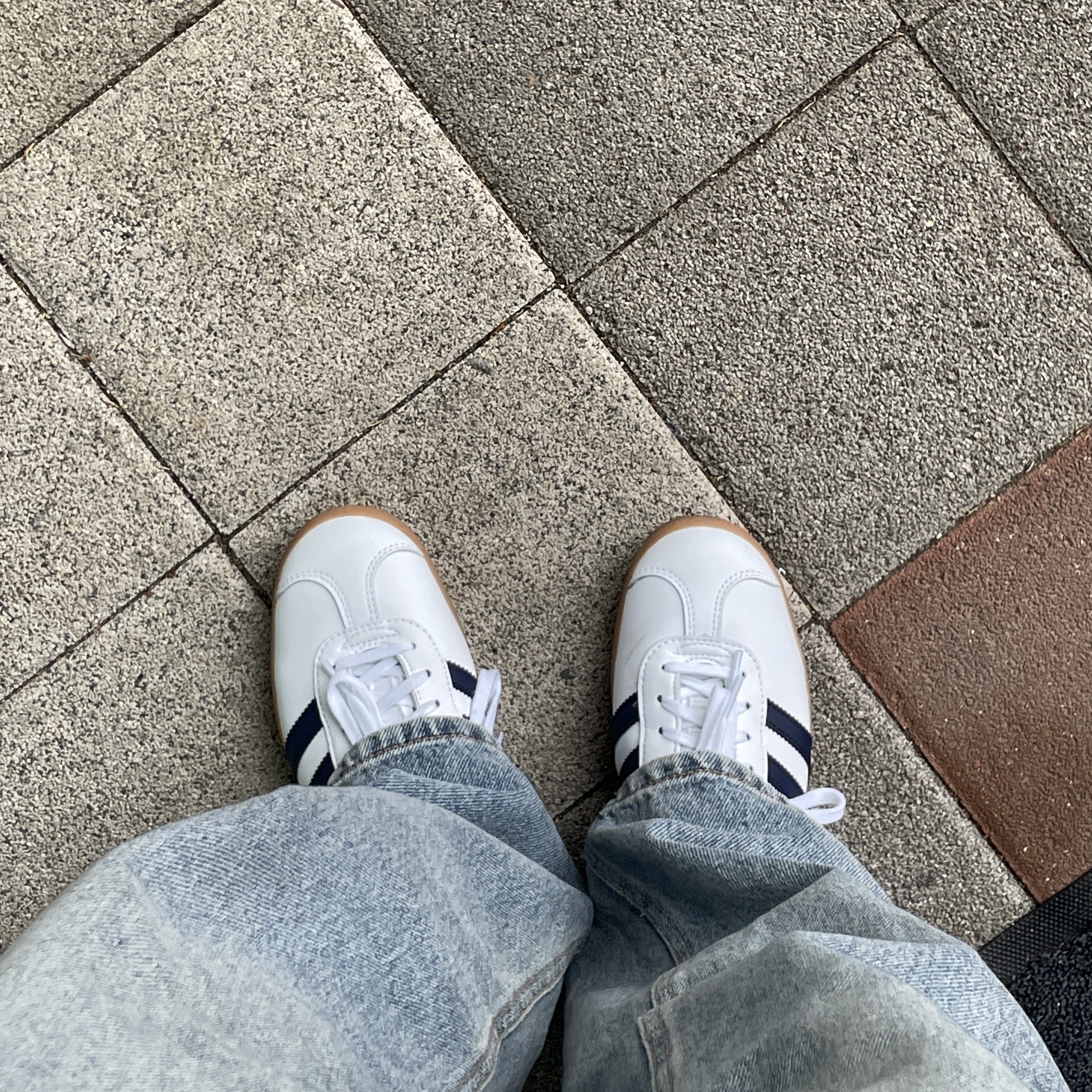 Adidas Gazelle White Collegiate Navy 착용 스타일