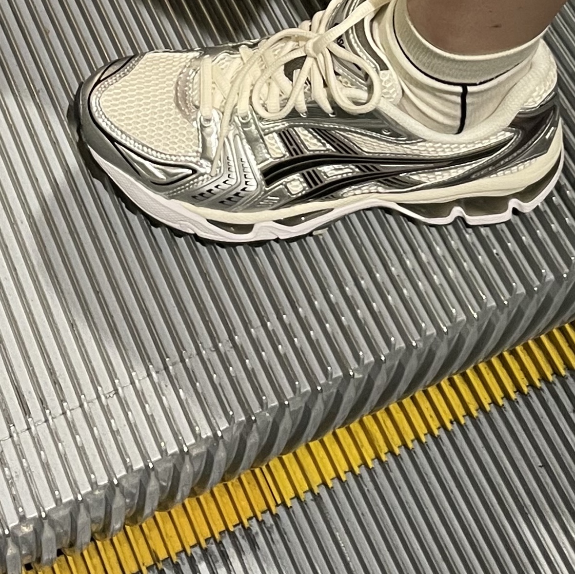 Asics Gel-Kayano 14 Cream Black 착용 스타일