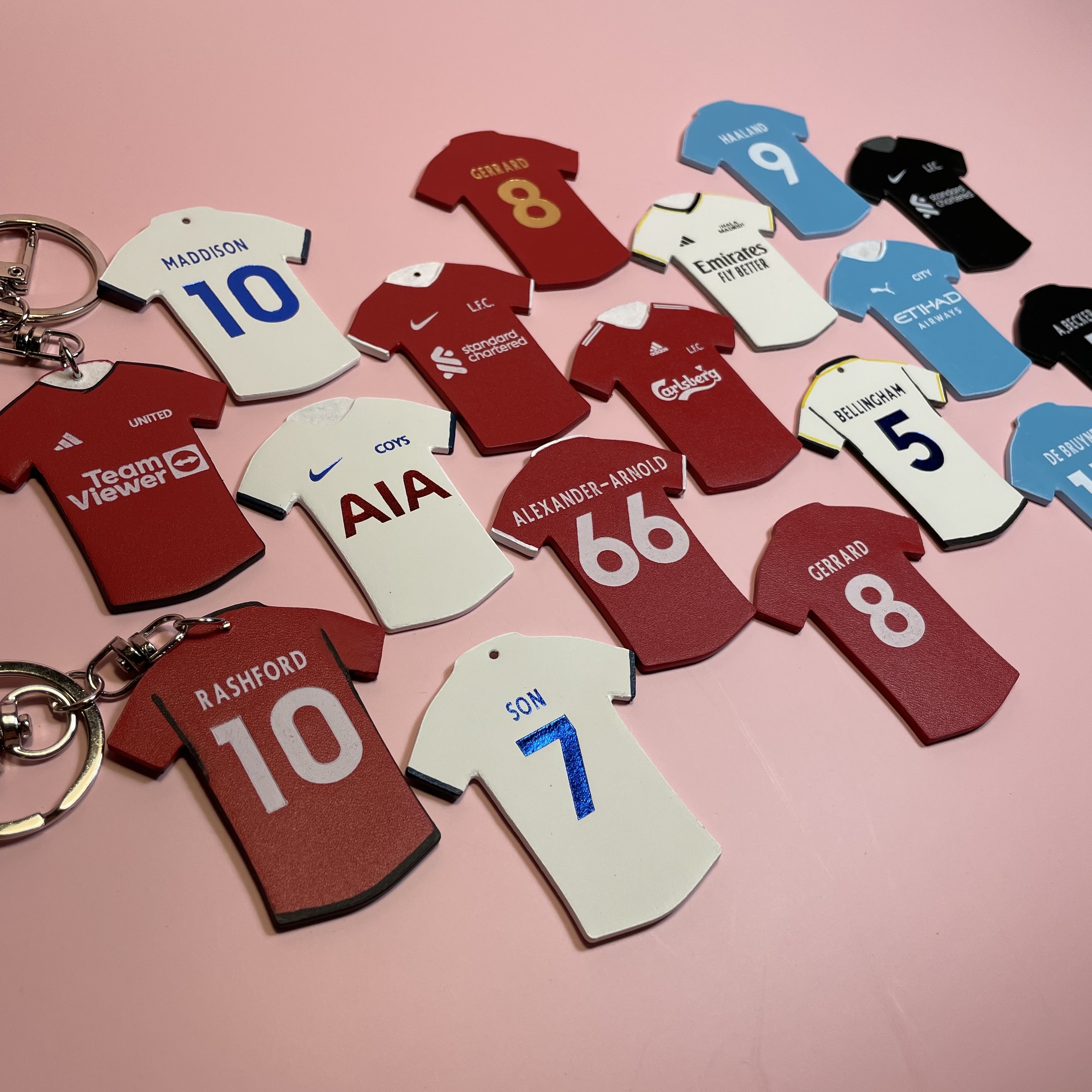 Adidas Real Madrid 2023/24 Home Jersey White - KR Sizing (Non Marking Ver.), Adidas Manchester United 2023/24 Home Jersey Team Collegiate Red - KR Sizing (Non Marking Ver.) 착용 스타일 - 4
