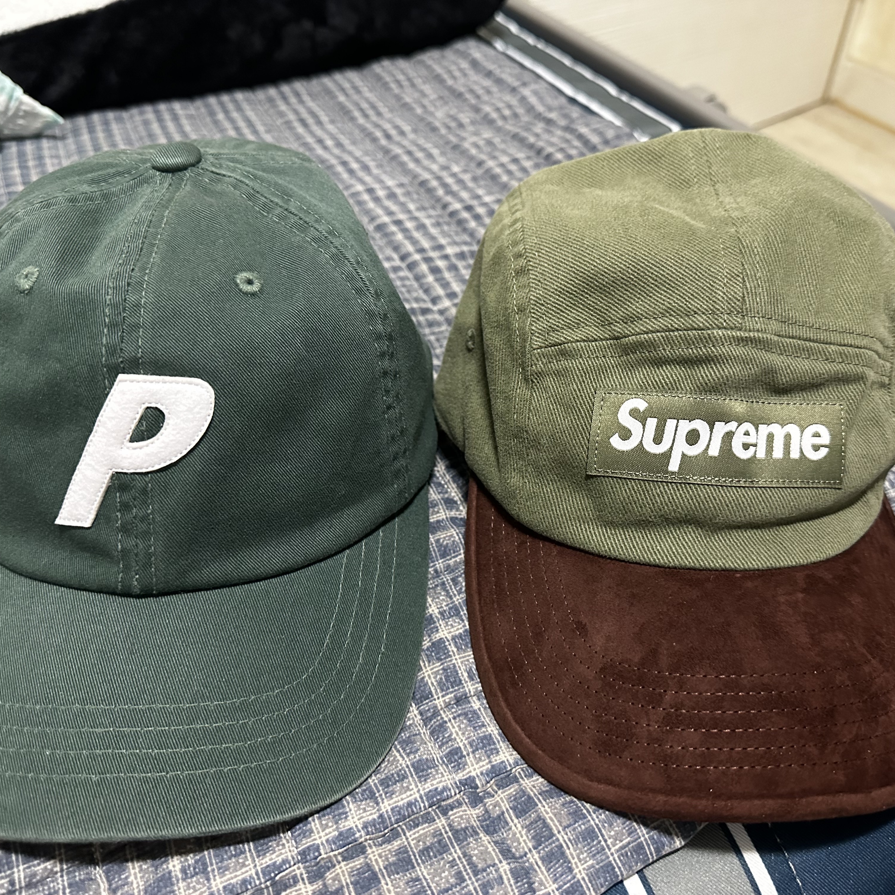 Supreme Suede Visor Camp Cap Light Olive - 23SS, Palace P 6-Panel Green - 23FW 착용 스타일 - 1