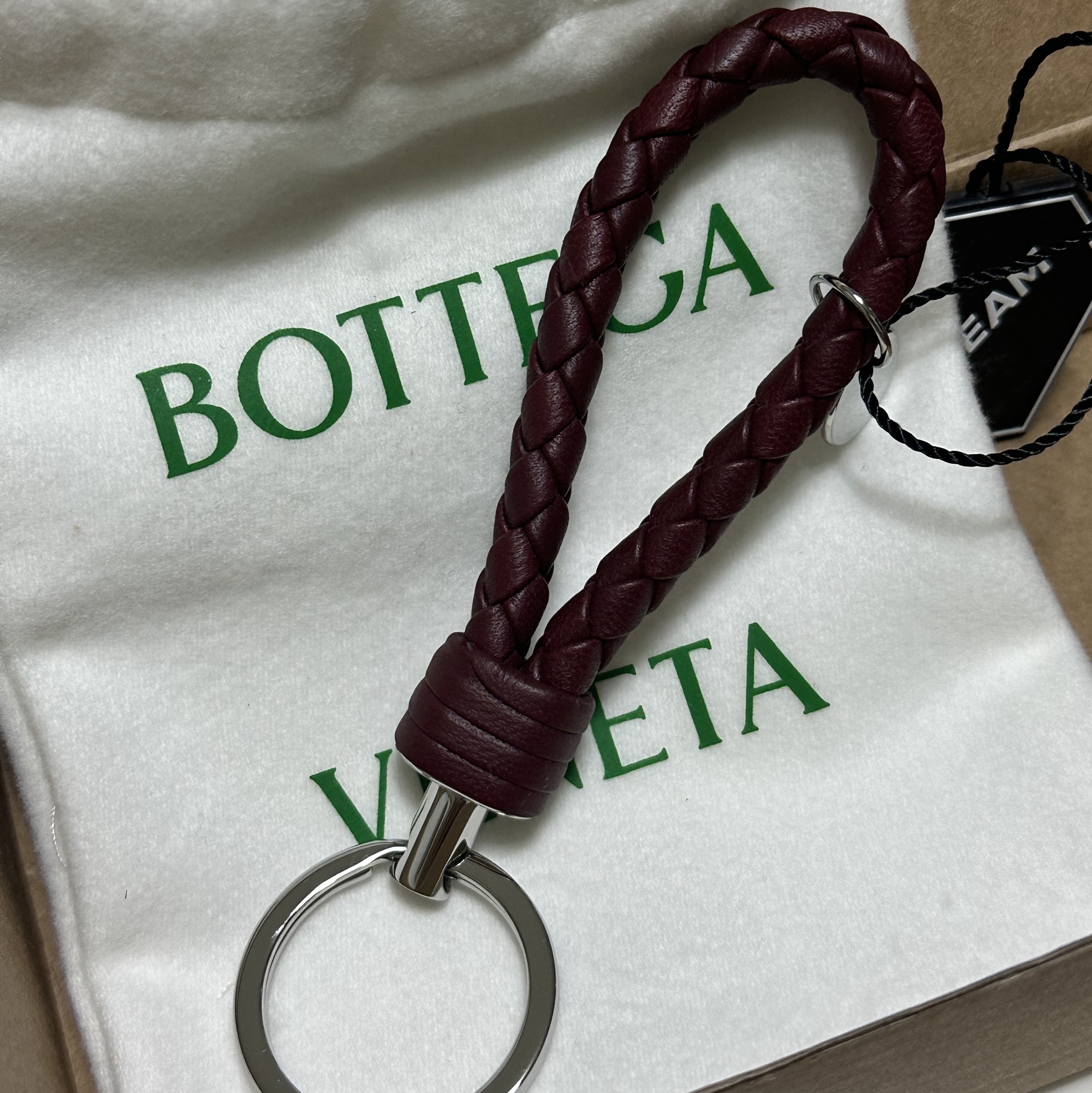 Bottega Veneta Logo Tag Keyring Bordeaux 착용 스타일 - 2