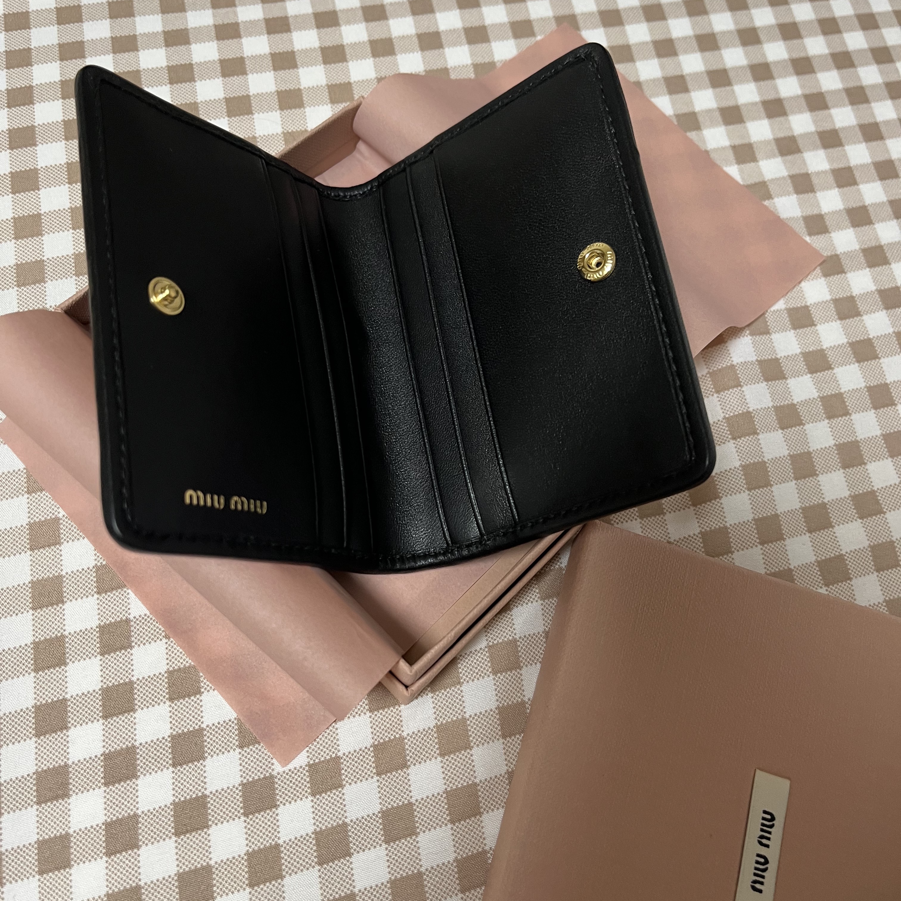 Miu Miu Matelasse Nappa Leather Card Holder Black 착용 스타일 - 2