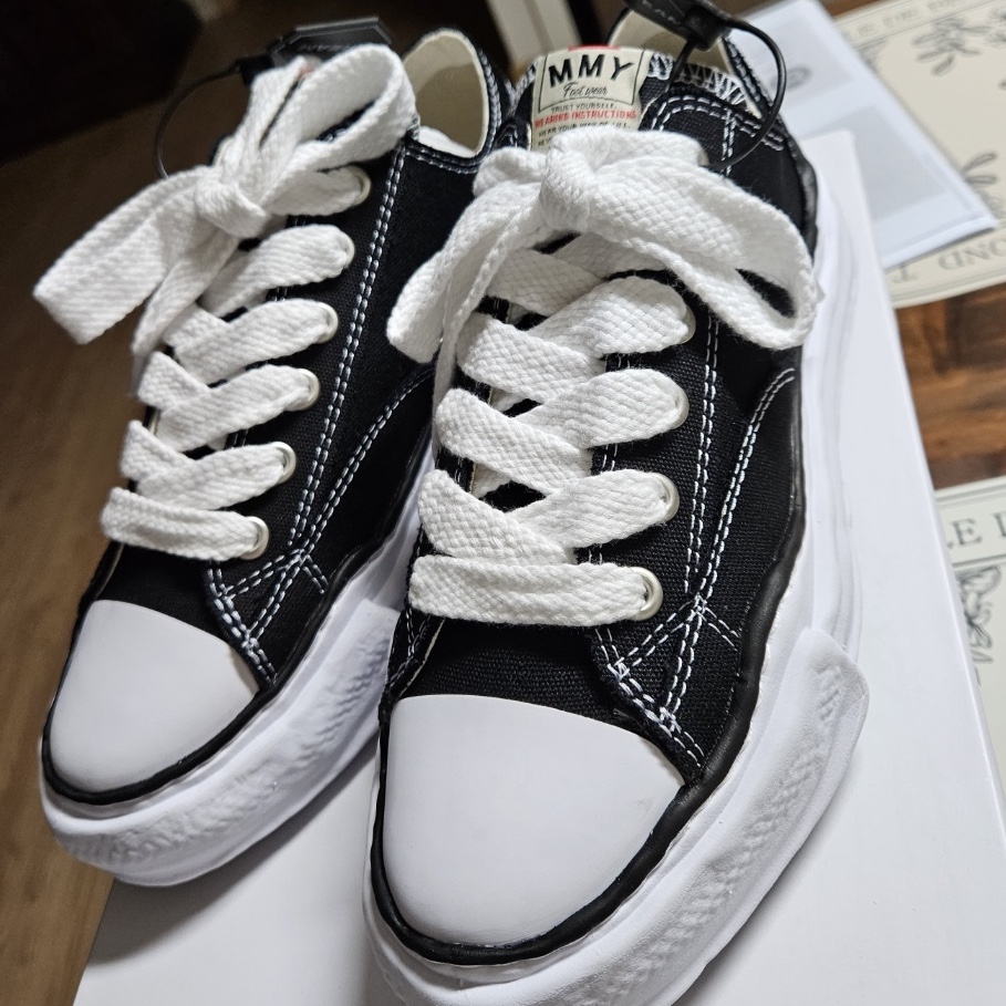 Maison Mihara Yasuhiro Peterson OG Sole Canvas Low Sneakers Black 착용 스타일 - 3