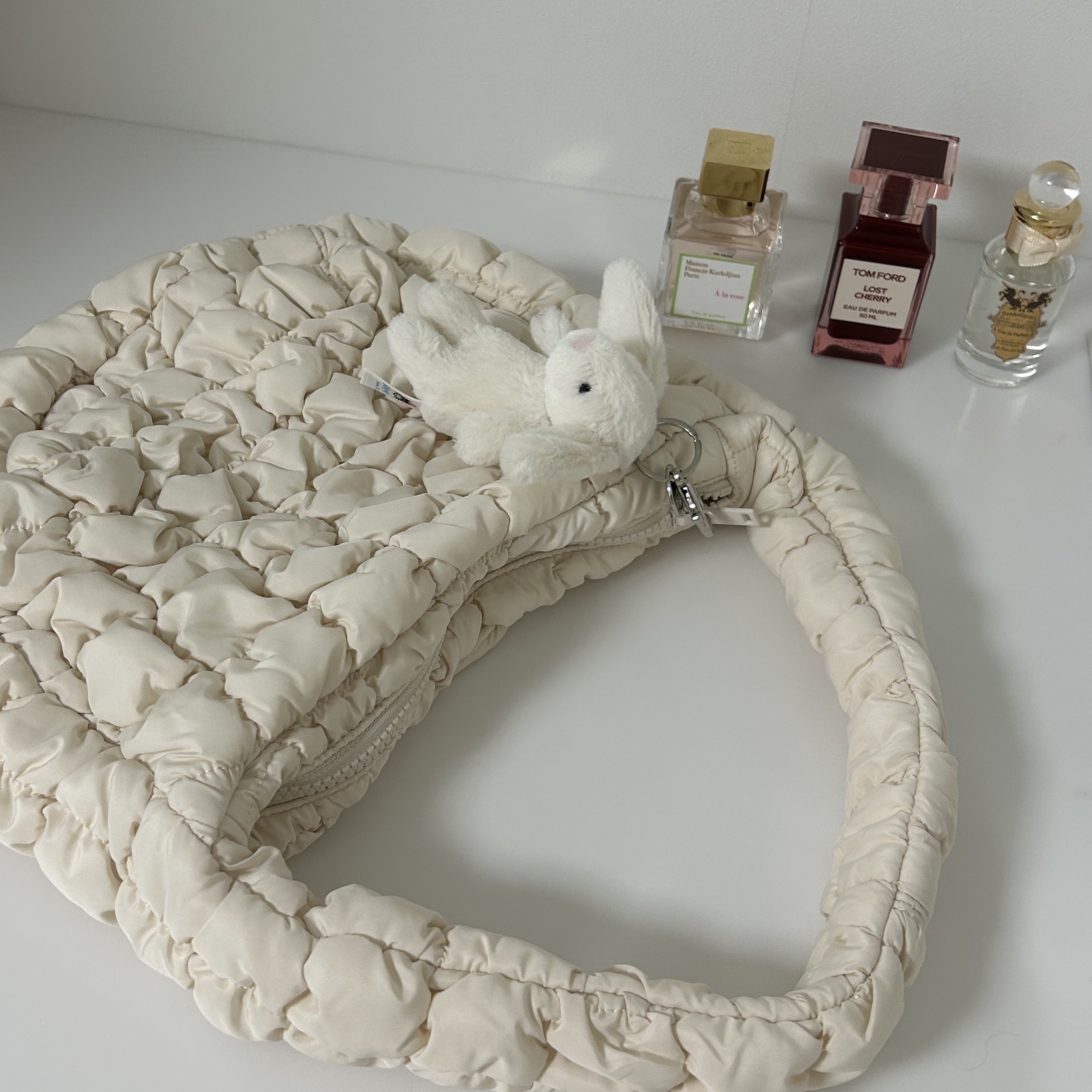 COS Quilted Mini Bag Cream, Jellycat Bashful Bunny Bag Charm Cream 착용 스타일