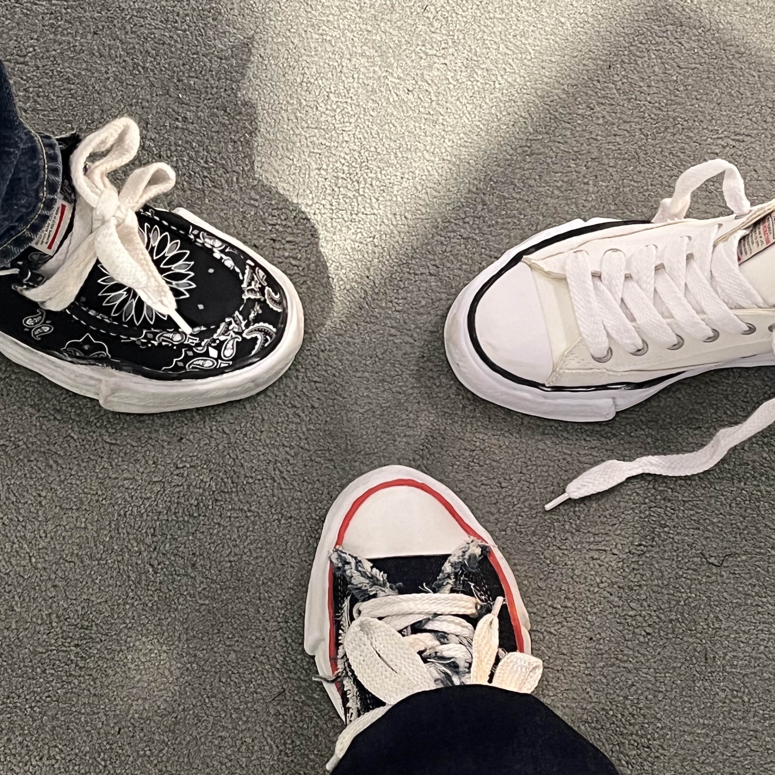 Maison Mihara Yasuhiro Peterson OG Sole Canvas Low Sneakers White, Maison Mihara Yasuhiro Baker OG Sole Bandana Low-top Sneakers Black 착용 스타일 - 3