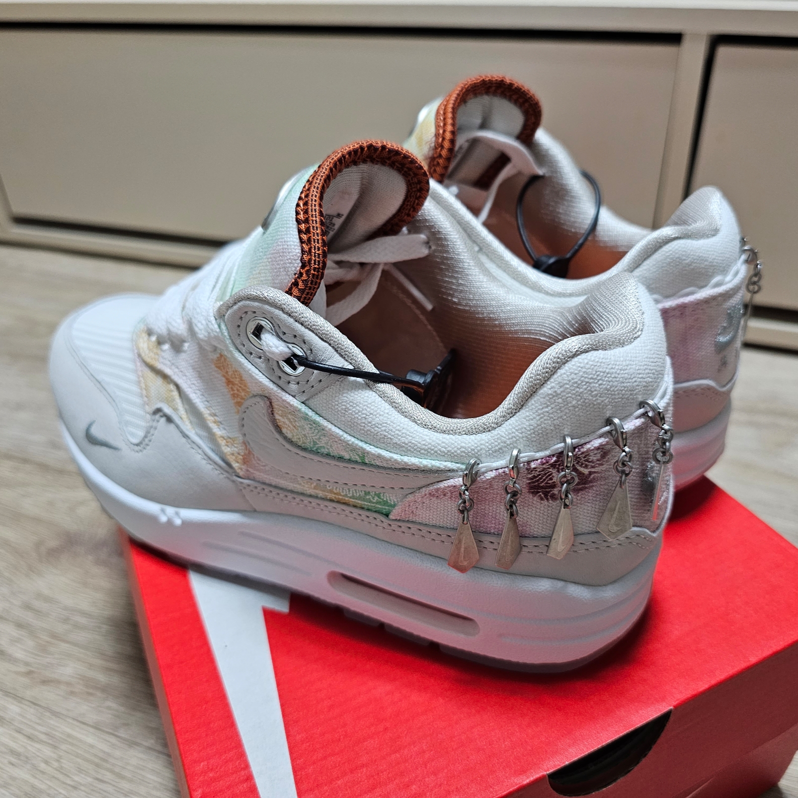 (W) Nike Air Max 1 Phantom and Bright Mandarin 착용 스타일 - 2