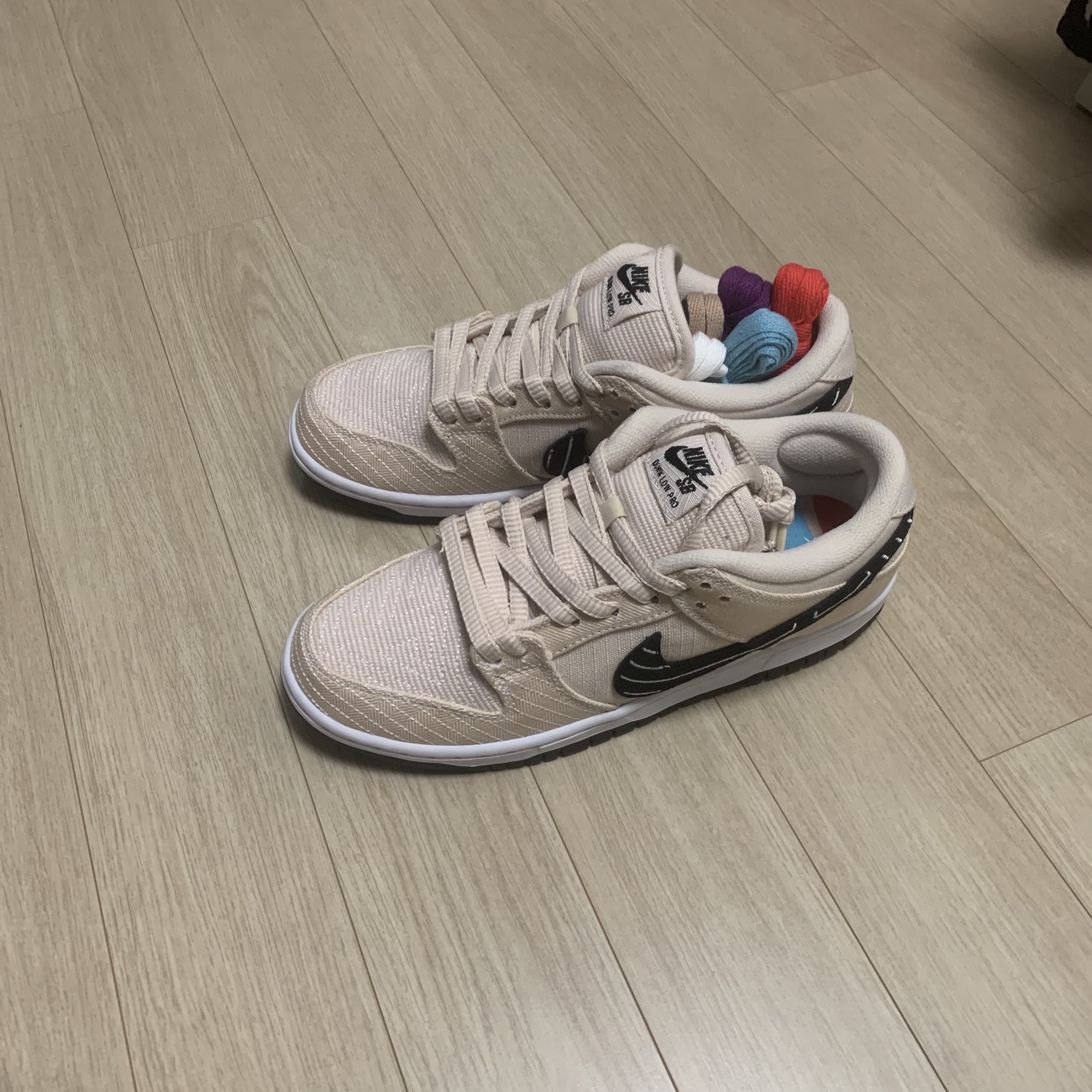 Nike x Albino & Preto SB Dunk Low Fossil Black 착용 스타일 - 2