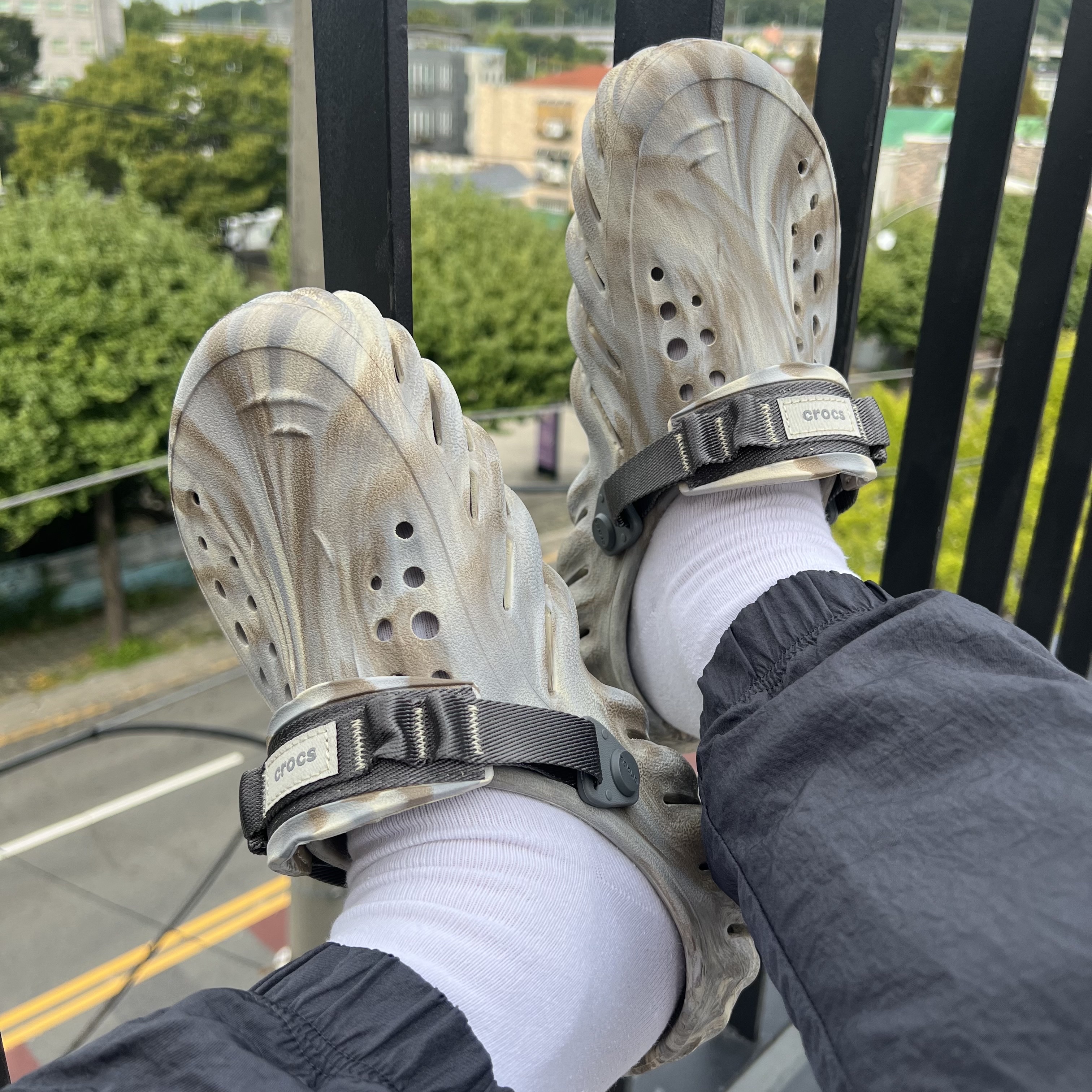 Crocs Echo Marbled Clog Bone Multi 착용 스타일