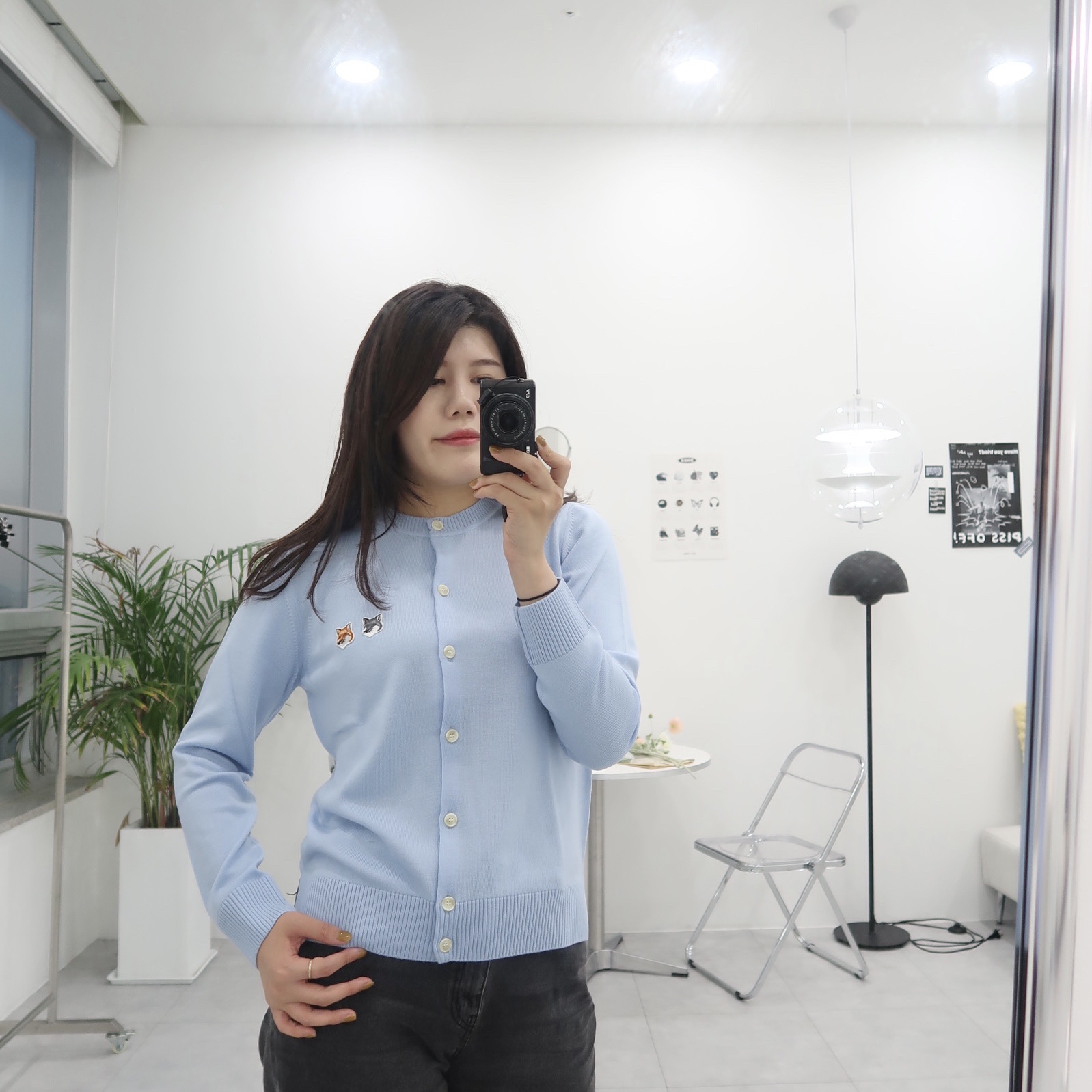 (W) Maison Kitsune Double Fox Head Patch R-Neck Cardigan Pale Blue 착용 스타일 - 1