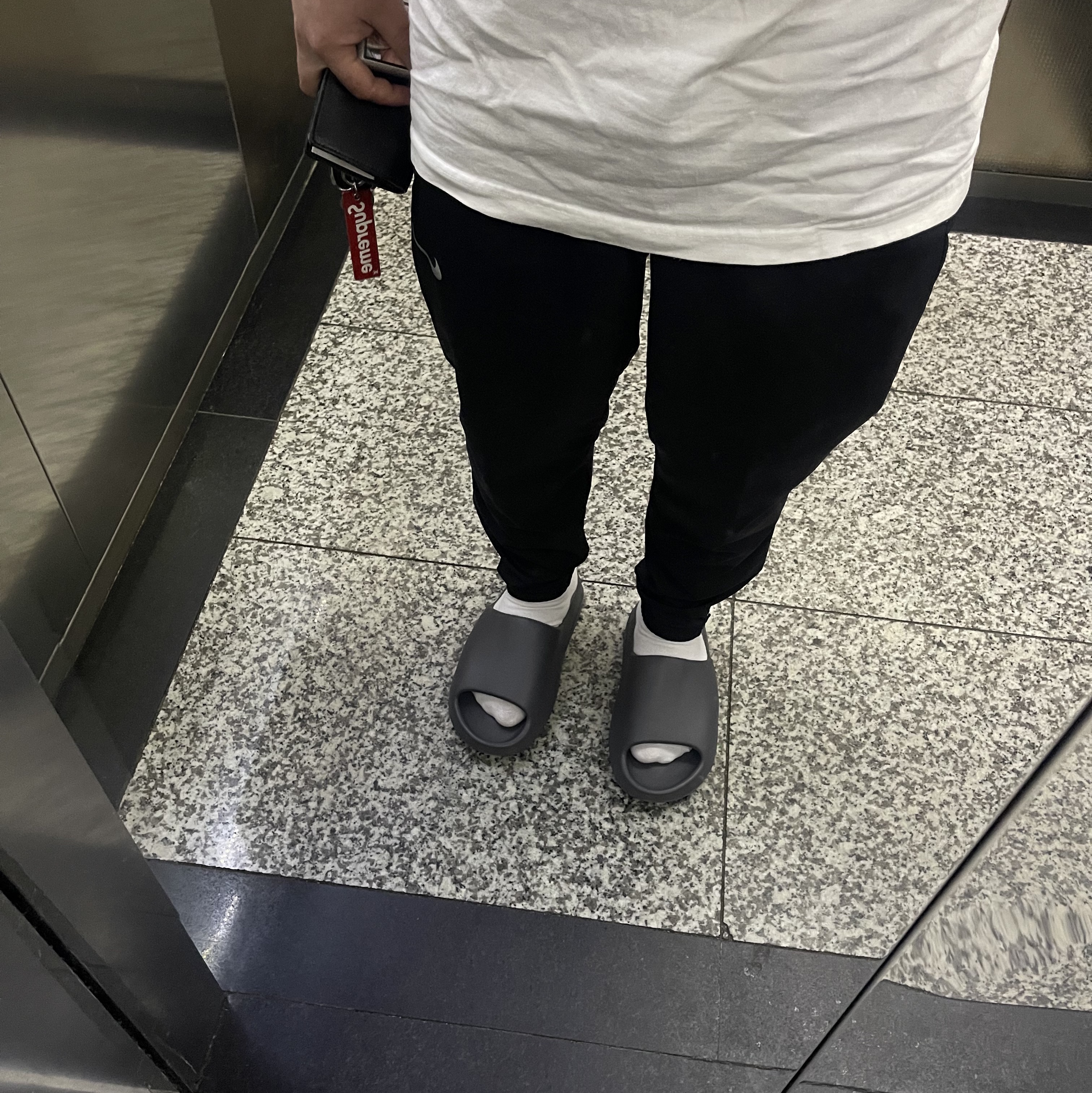 Adidas Yeezy Slide Slate Grey 착용 스타일