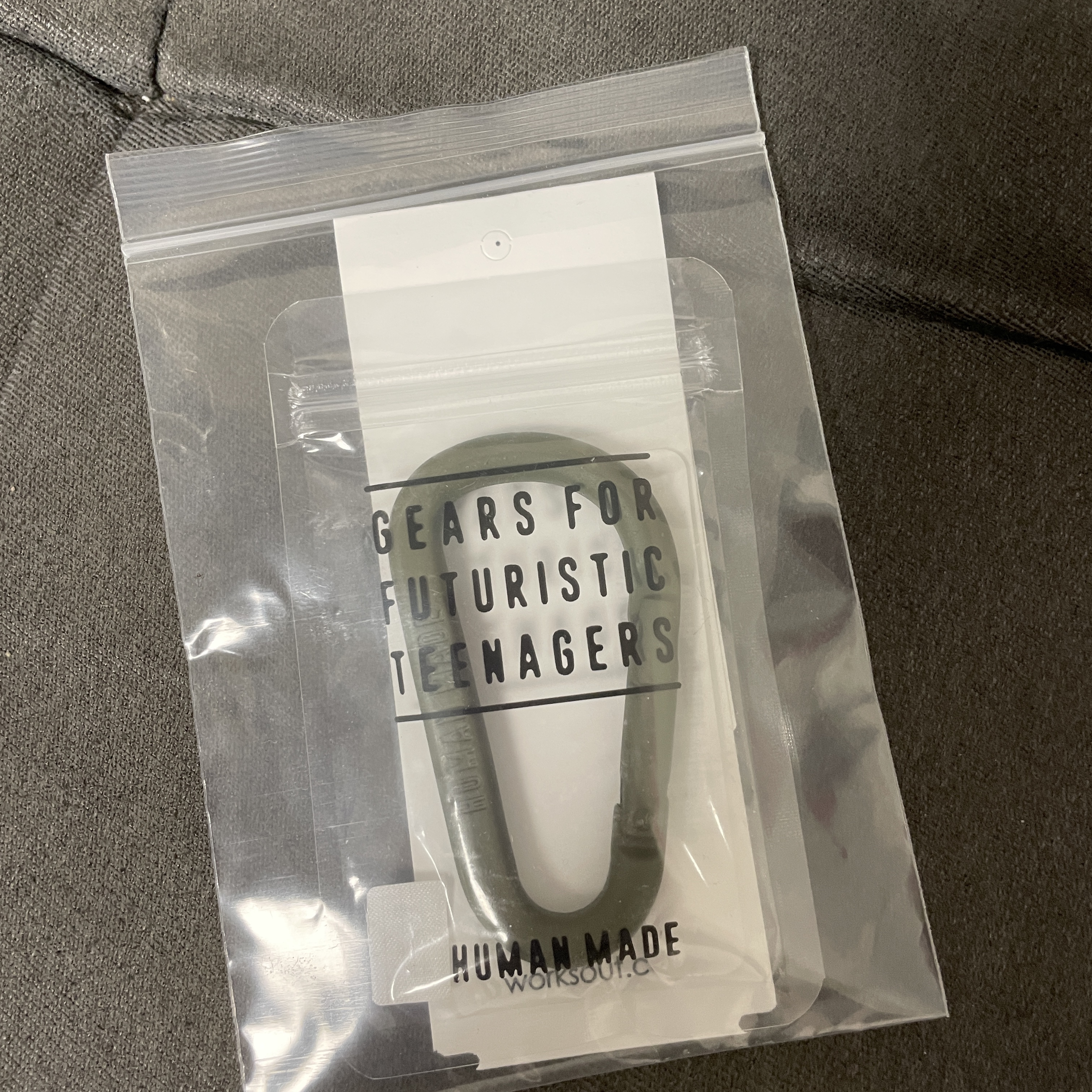 Human Made Carabiner 70mm Olive Drab 착용 스타일 - 1