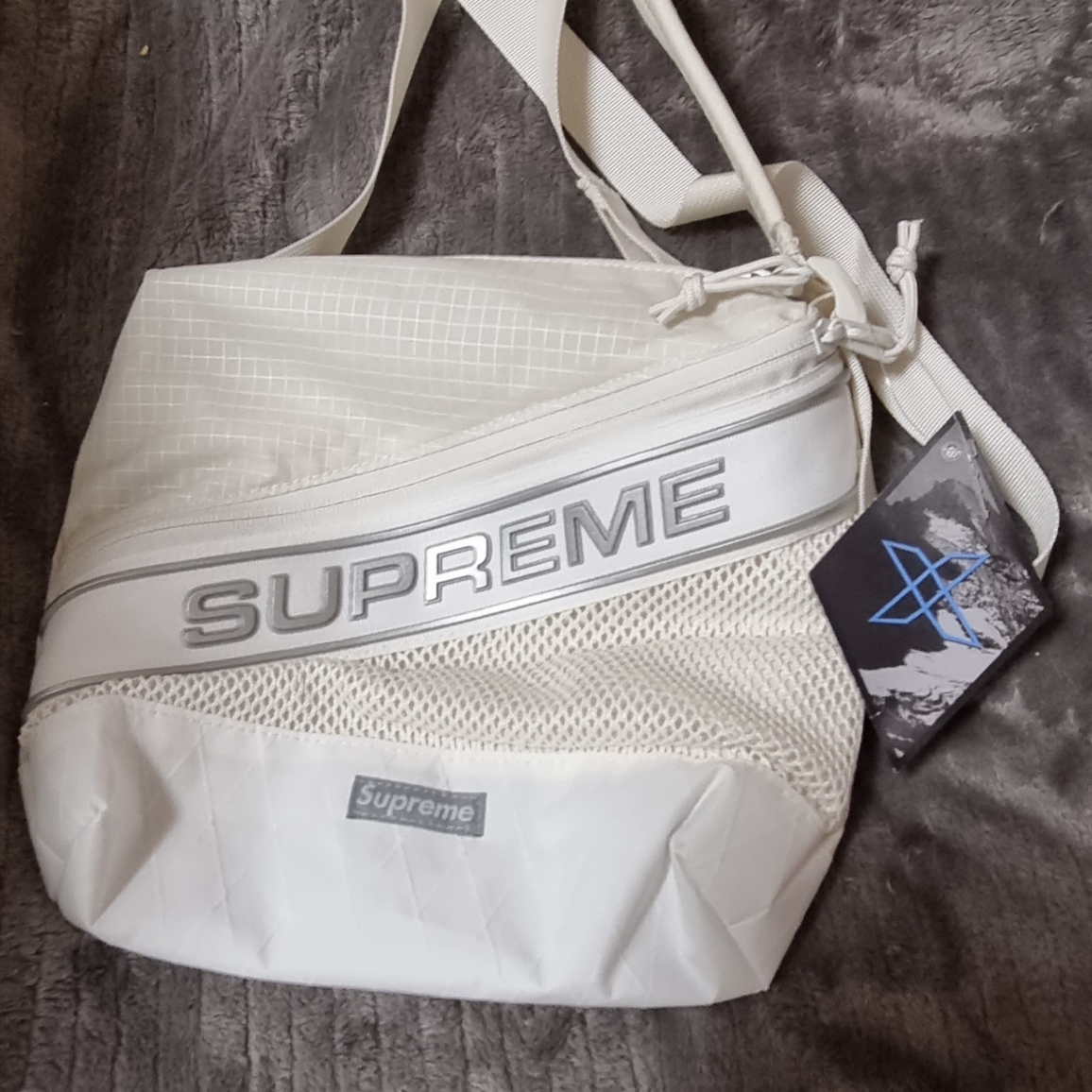 Supreme Shoulder Bag White - 23FW 착용 스타일 - 1