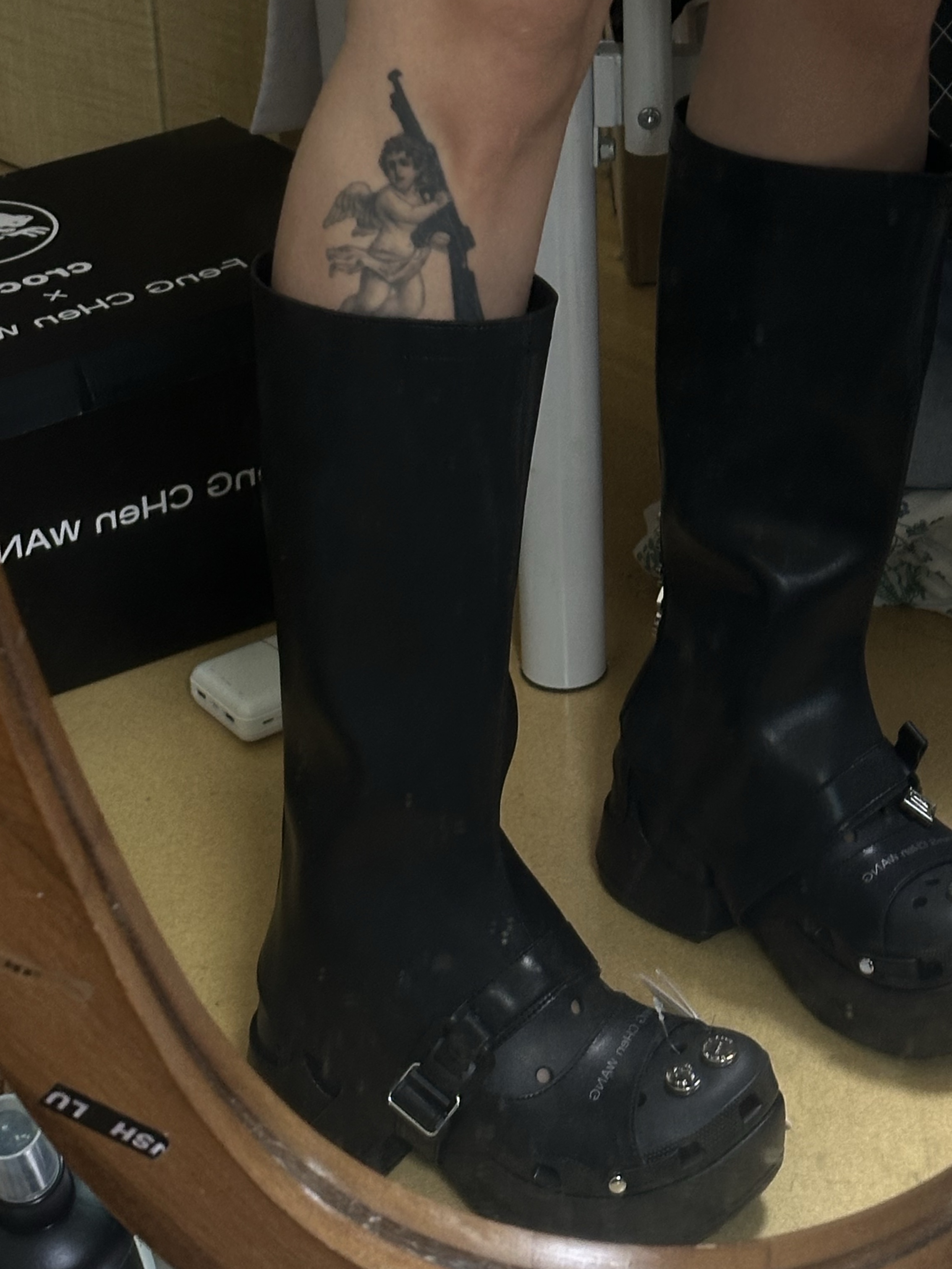 Crocs x Feng Chen Wang Siren Clog Black, Stussy Dizzy Stock T-Shirt Black 착용 스타일 - 3