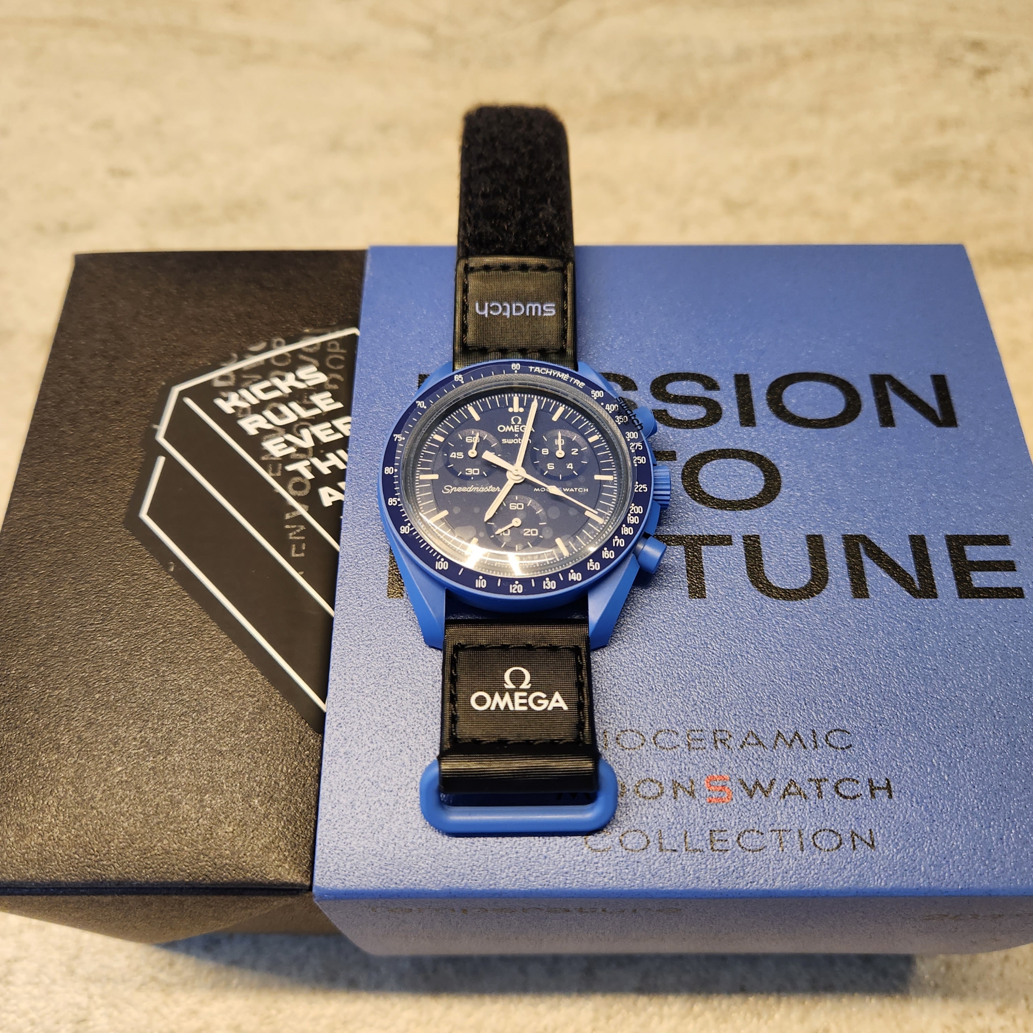 Swatch x Omega Bioceramic MoonSwatch Mission To Neptune 착용 스타일