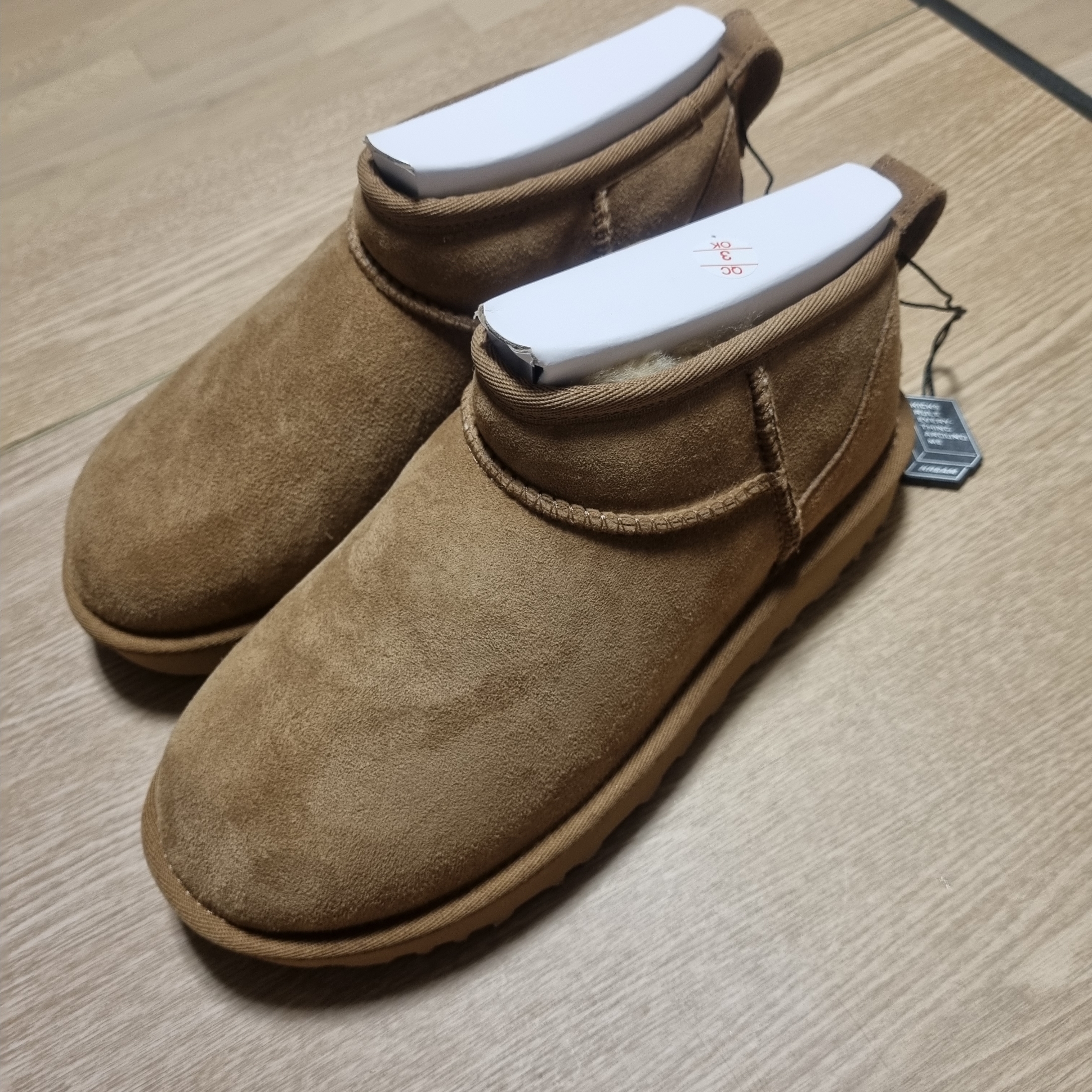 (W) UGG Classic Ultra Mini Boots Chestnut 착용 스타일 - 1