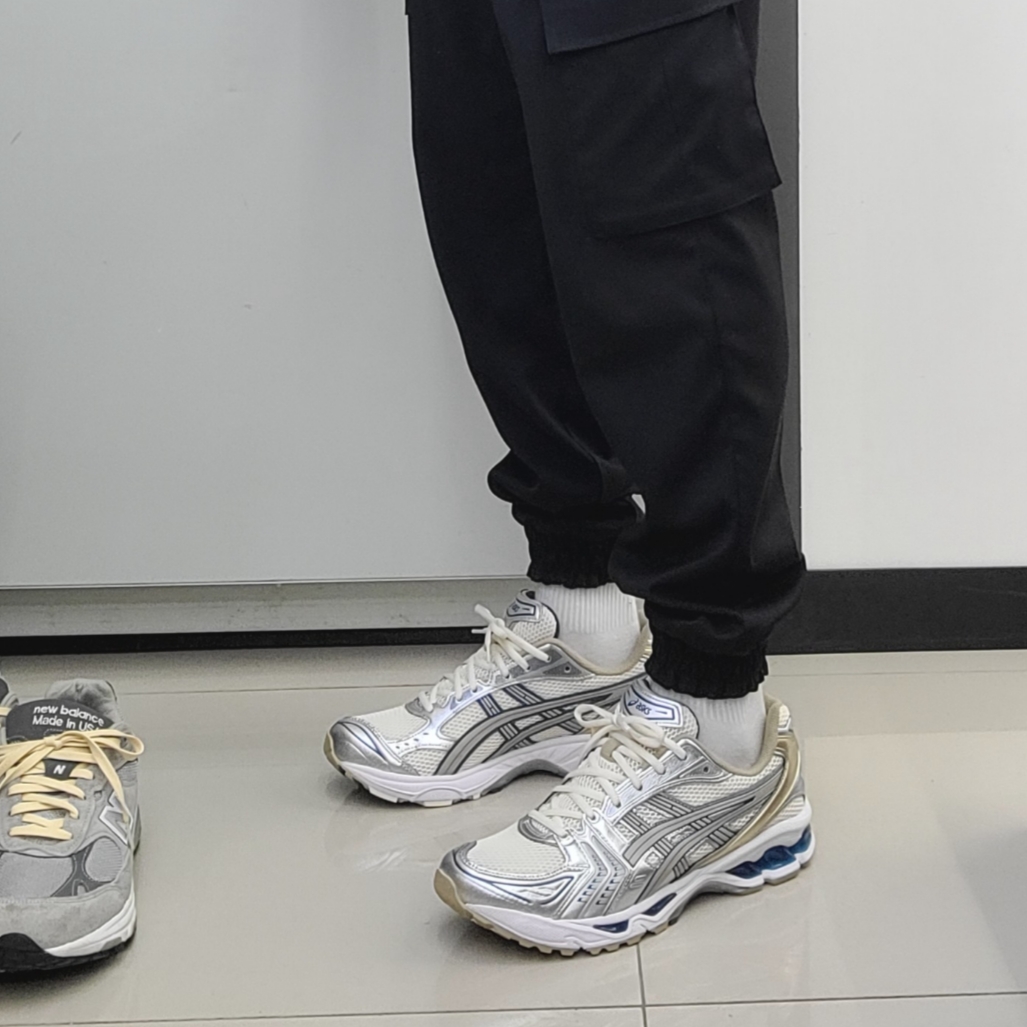 Asics Gel-Kayano 14 Cream Pure Silver 착용 스타일
