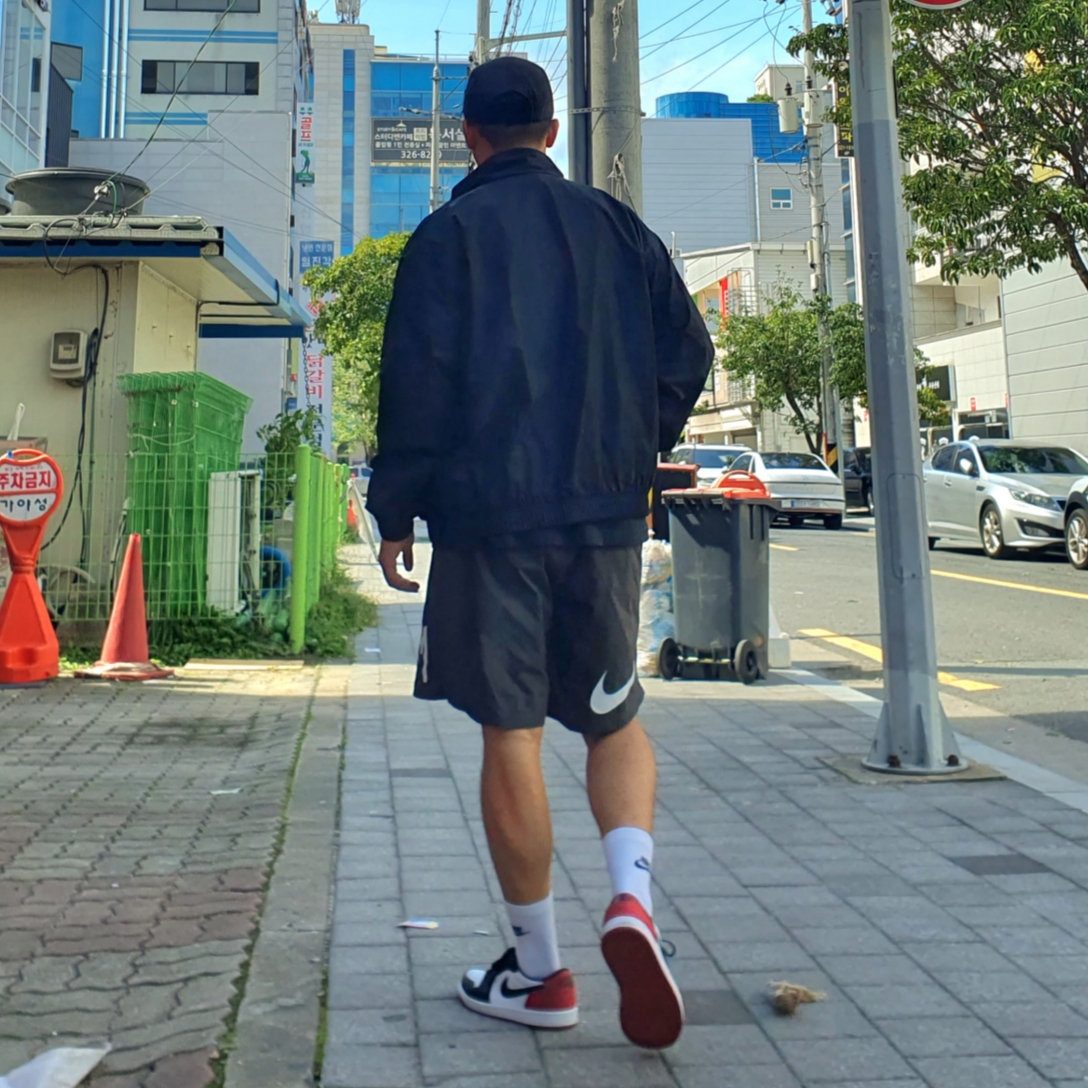 Jordan 1 Retro Low OG Black Toe, Nike NRG Solo Swoosh Woven Track Jacket Black - Asia 착용 스타일