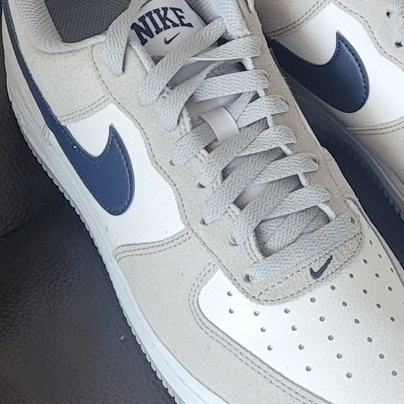Nike Air Force 1 '07 Light Smoke Grey Midnight Navy 착용 스타일