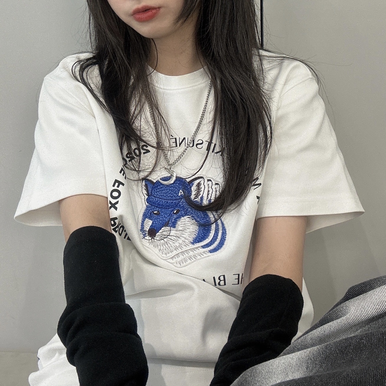 Maison Kitsune x Ader Error Triple Fox Head Logo T-Shirt Off White, Vans x Peaches. Classic Slip-On Black True White (Special Box) 착용 스타일 - 1