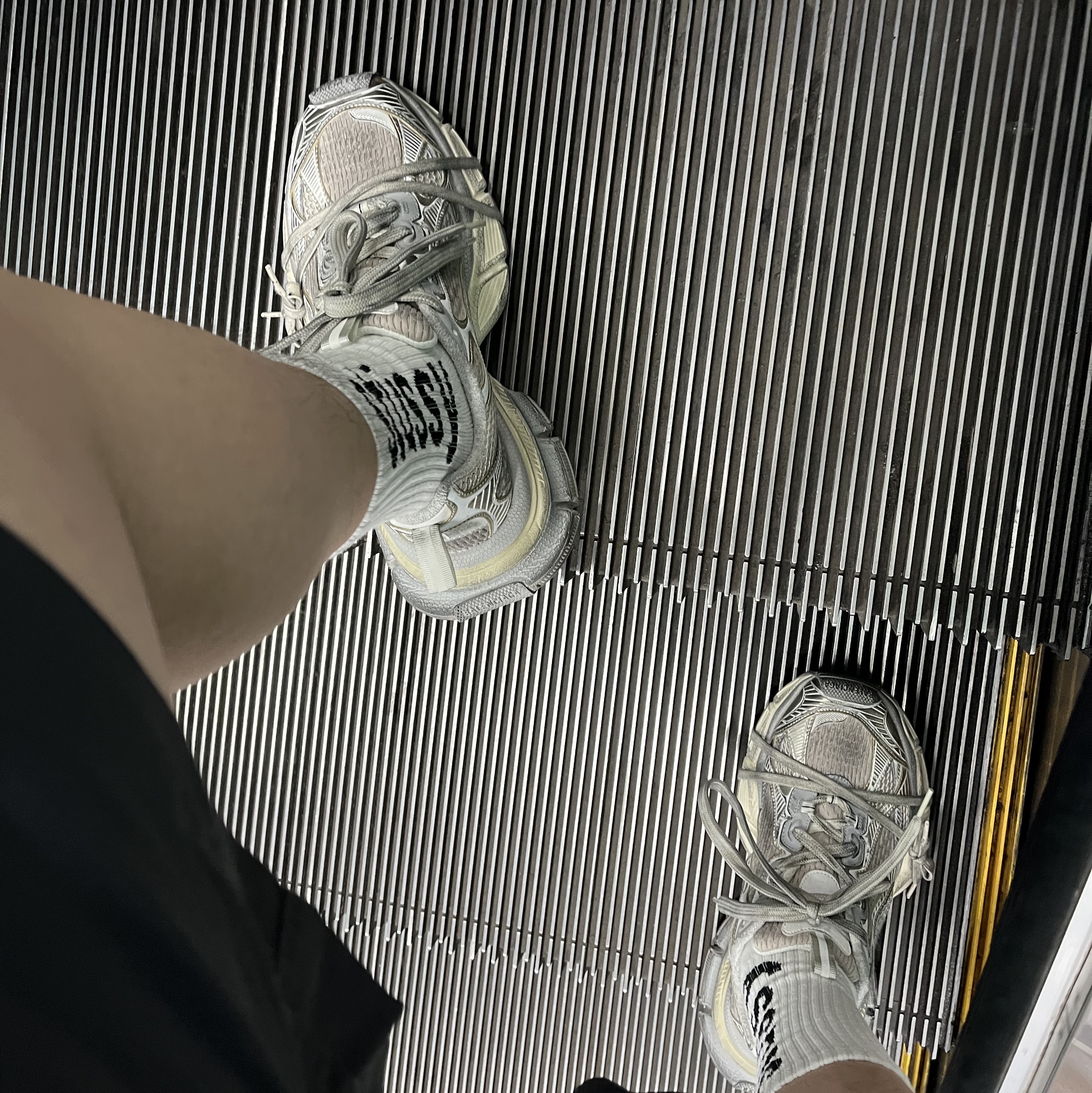 Balenciaga 3XL Sneakers Light Beige 착용 스타일