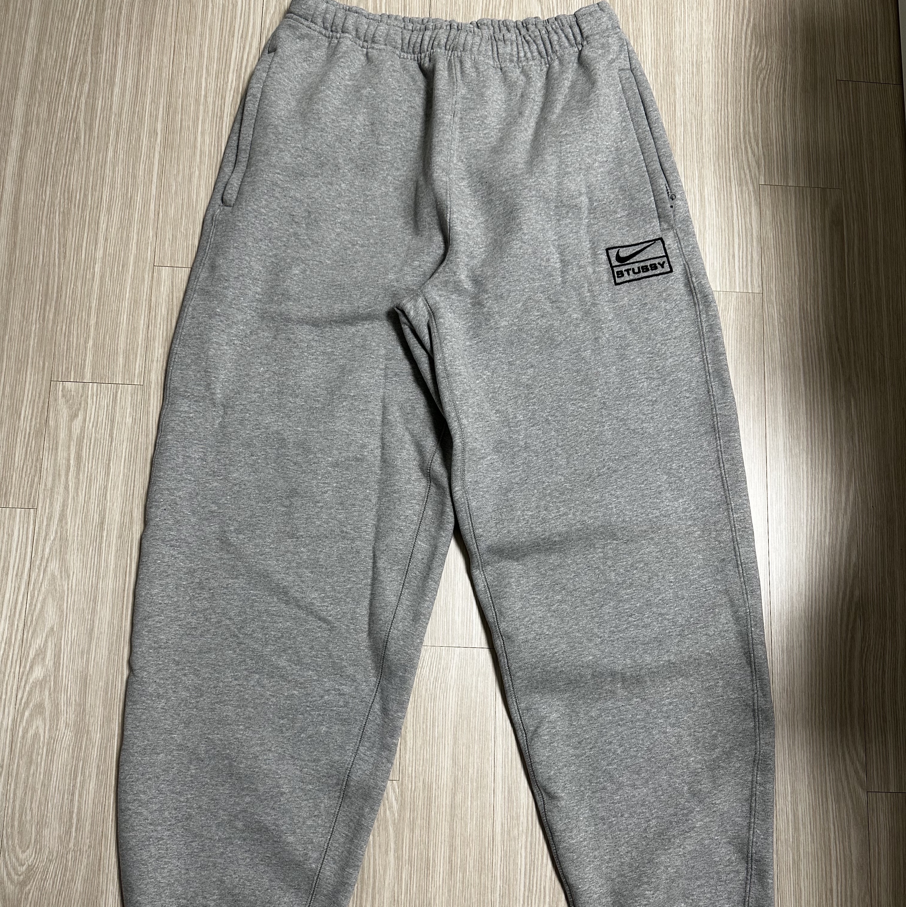 Nike x Stussy NRG Fleece Pants Dark Grey Heather (DO9340-063) 착용 스타일