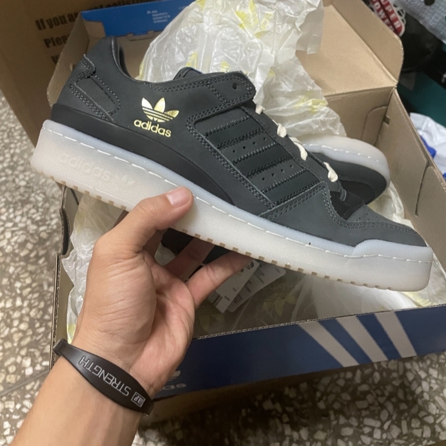 Adidas Forum Low CL Solid Grey Carbon 착용 스타일