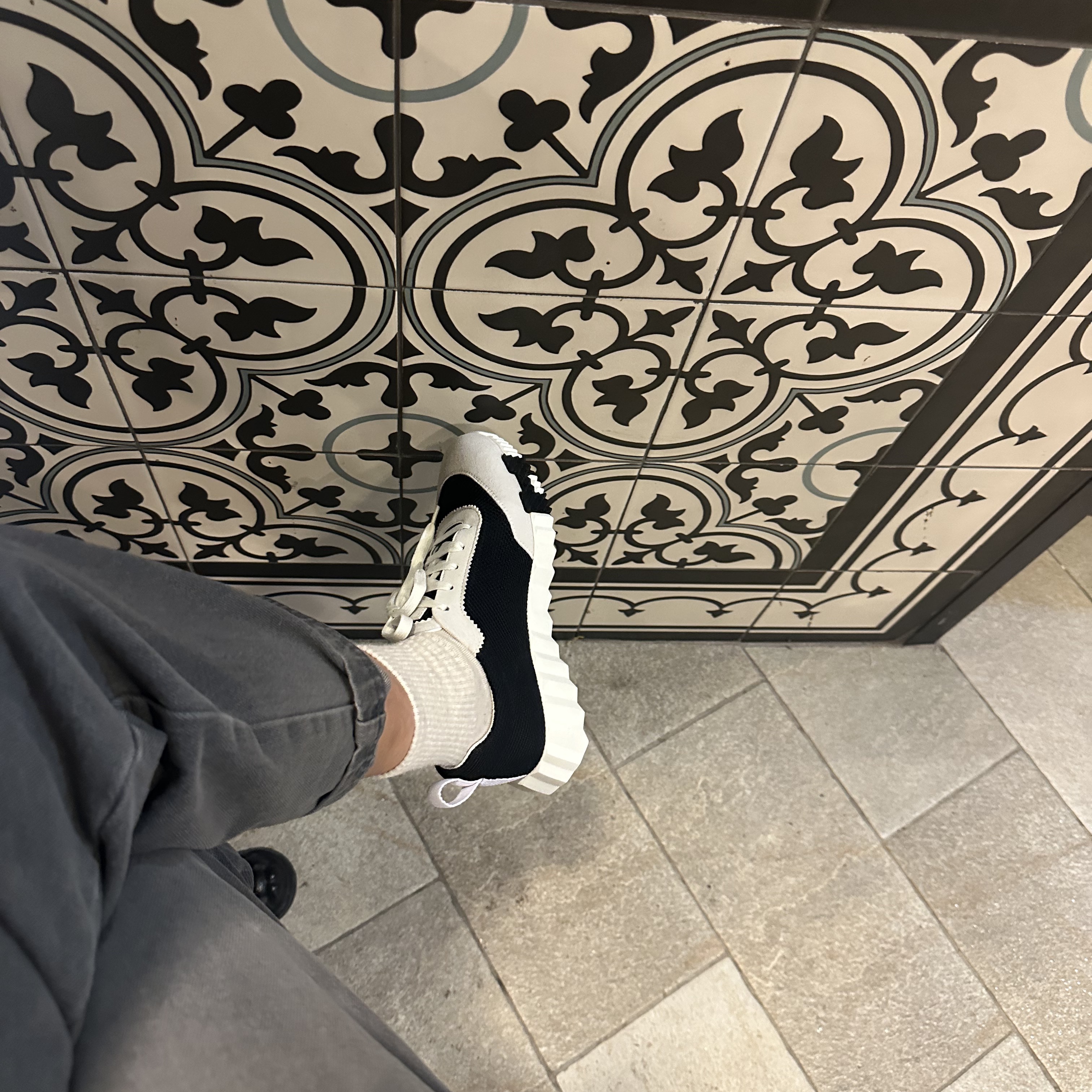 (W) Hermes Bouncing Sneakers Mesh Suede Goatskin & Noir Blanc 착용 스타일 - 1