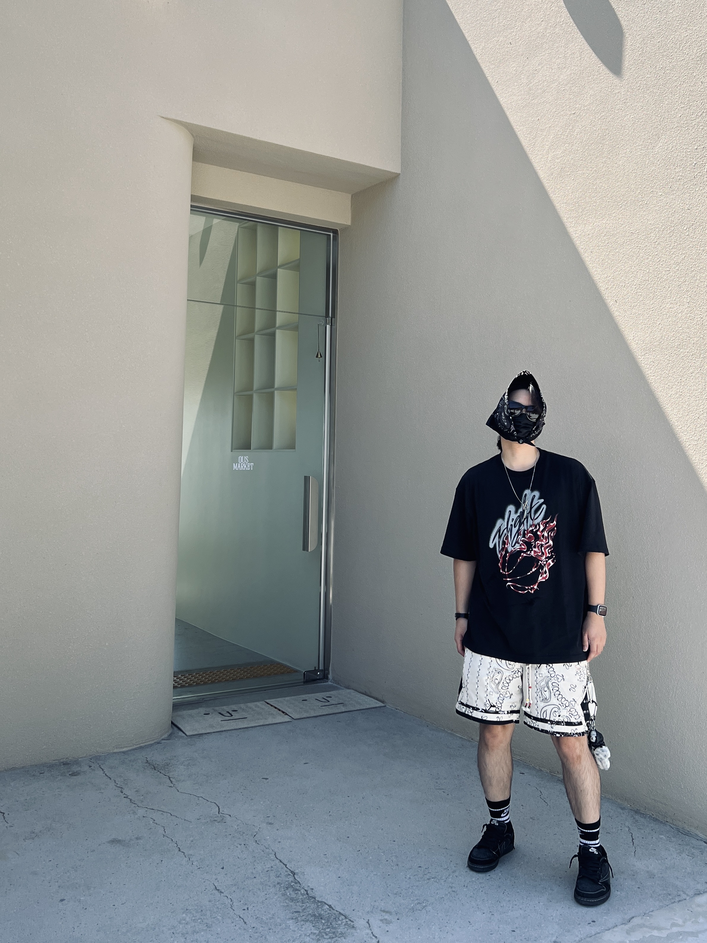 Stussy 8 Ball Keychain Black, Jordan 1 x Travis Scott Retro Low OG SP Black Phantom 착용 스타일 - 3