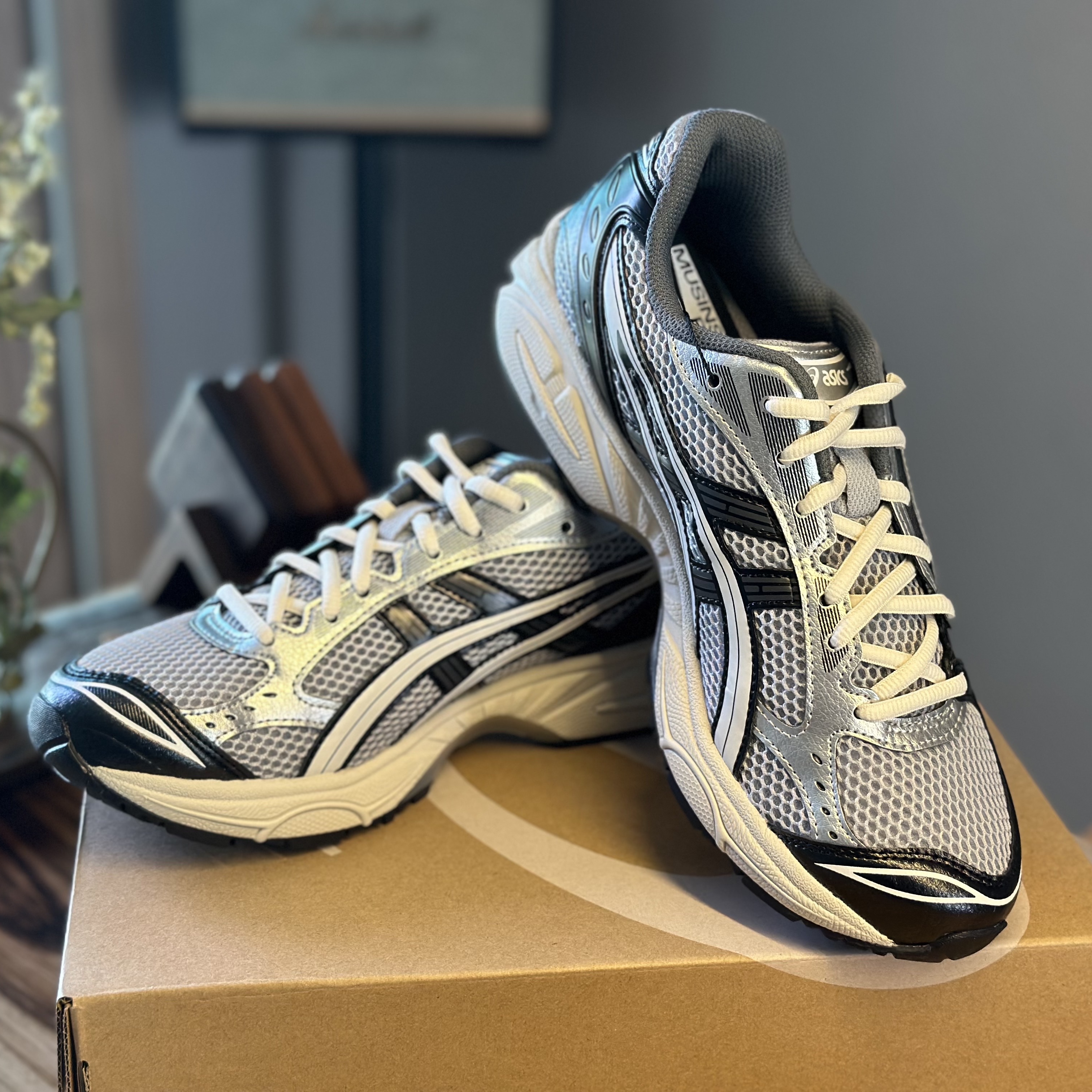 Asics Gel-Kayano 14 Black Glacier Grey 착용 스타일 - 2
