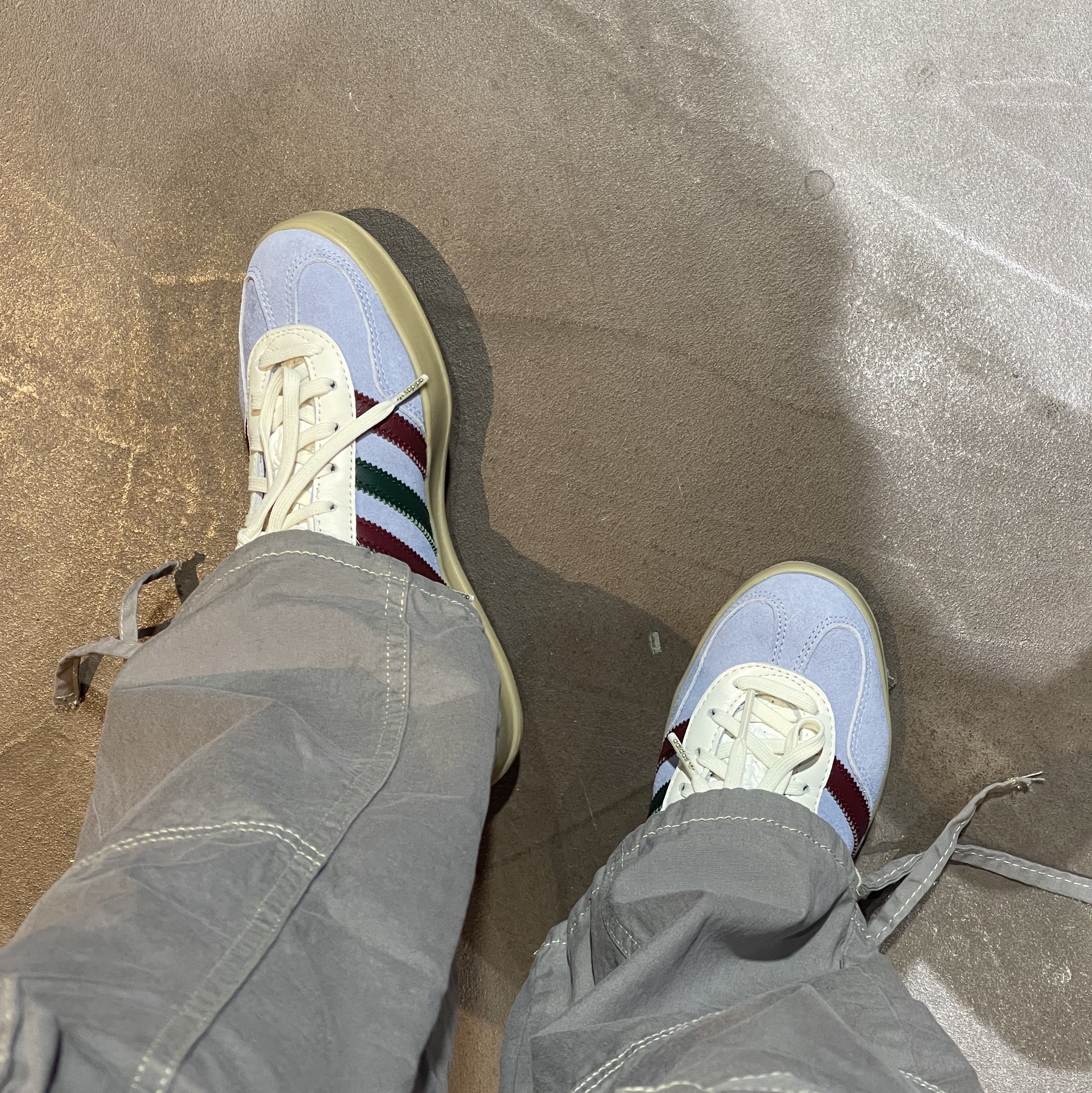 Adidas Gazelle Indoor Blue Dawn Collegiate Burgundy 착용 스타일