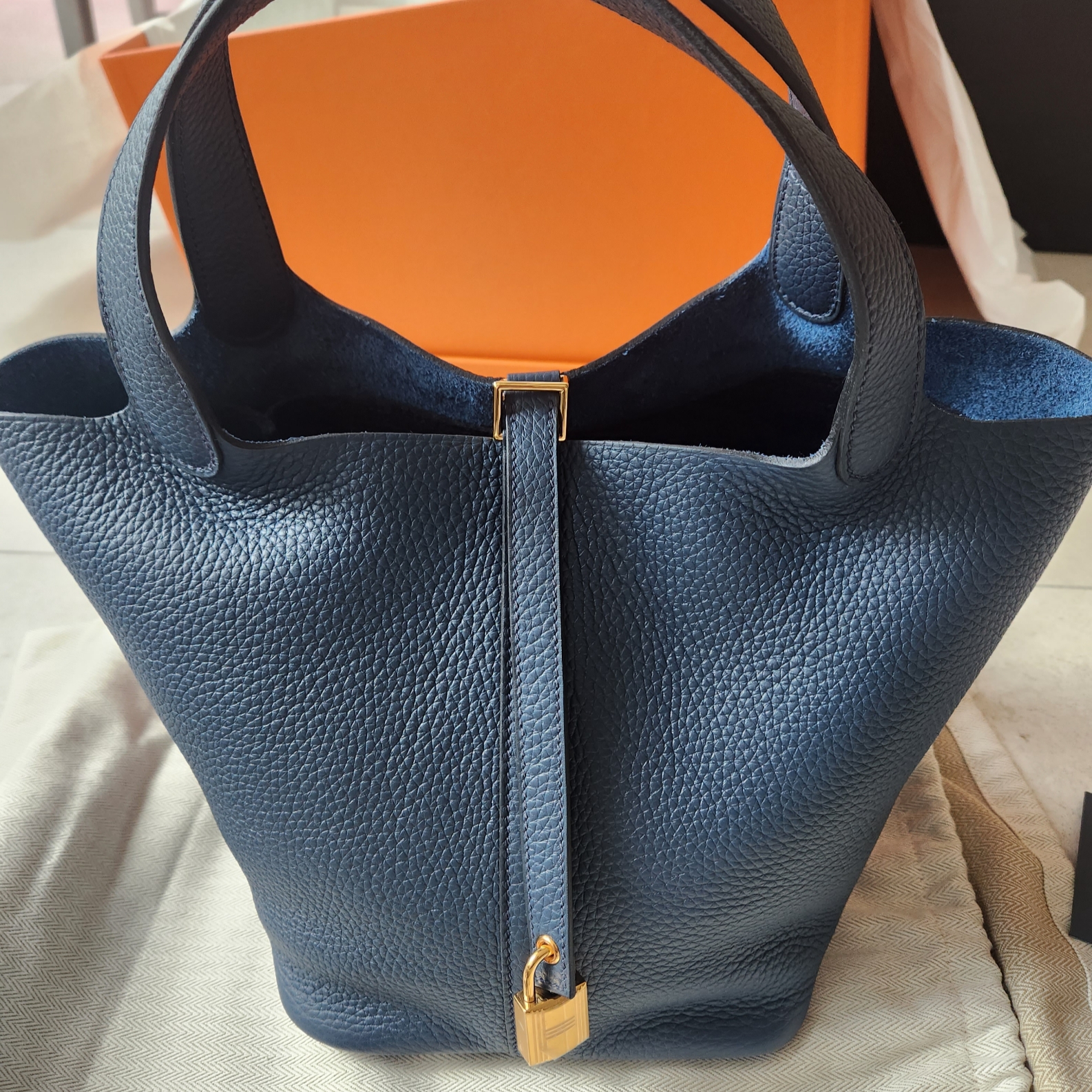 Hermes Picotin Lock 22 Bag Clemence & Gold Bleu de Prusse 착용 스타일